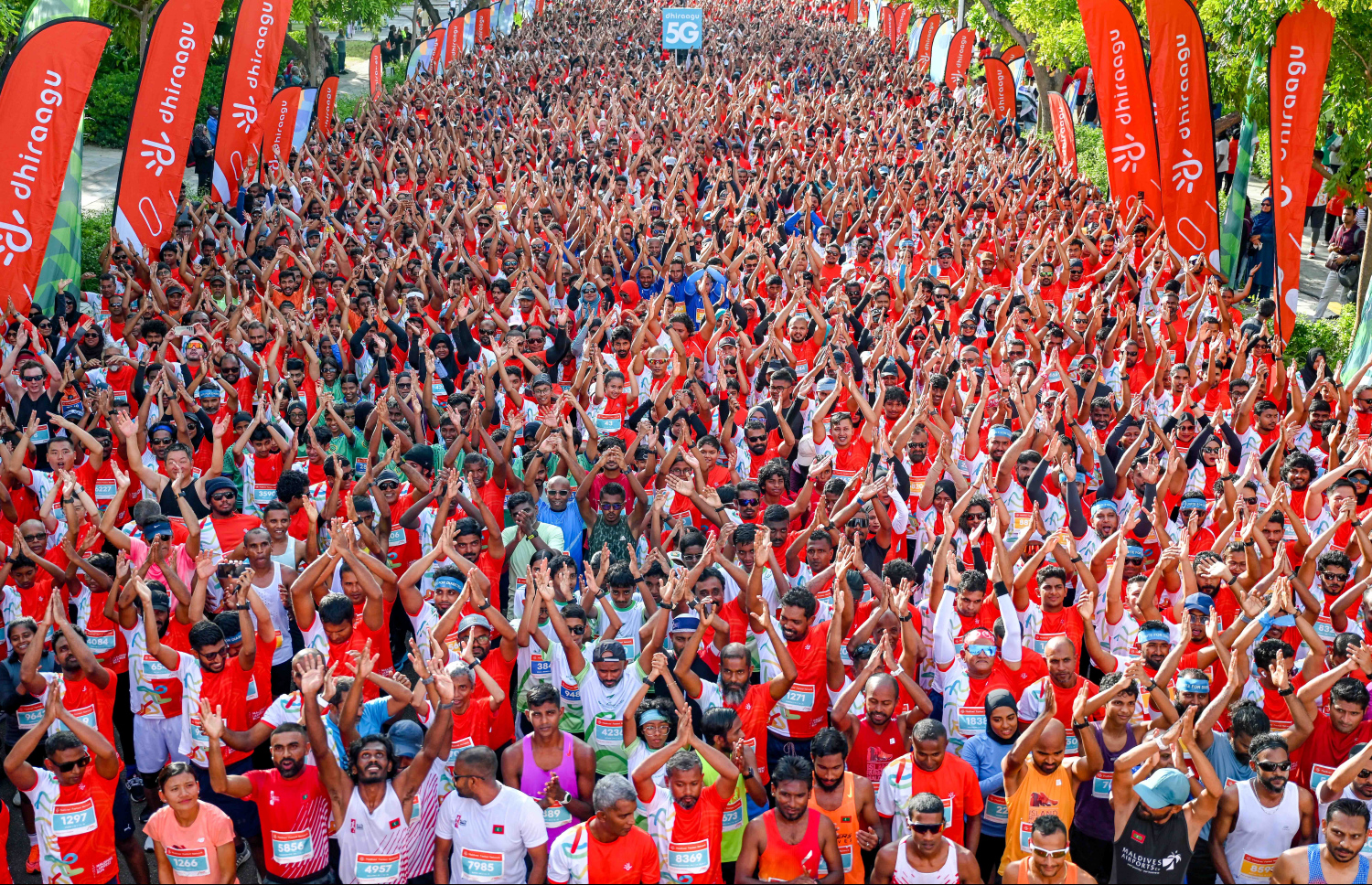 ދިރާގު ރޯޑް ރޭހުގެ 5 ކިލޯމީޓަރު ދުވުމުގެ ބައިވެރިން ދުވަން ތައްޔާރުވެގެން. މި އަހަރުގެ ދުވުމުގައި 4،400 އަށް ވުރެ ގިނަ ދުވުންތެރިން ވަނީ ބައިވެރިވެފައި --- ފޮޓޯ: ނިޝާން އަލީ | މިހާރު
