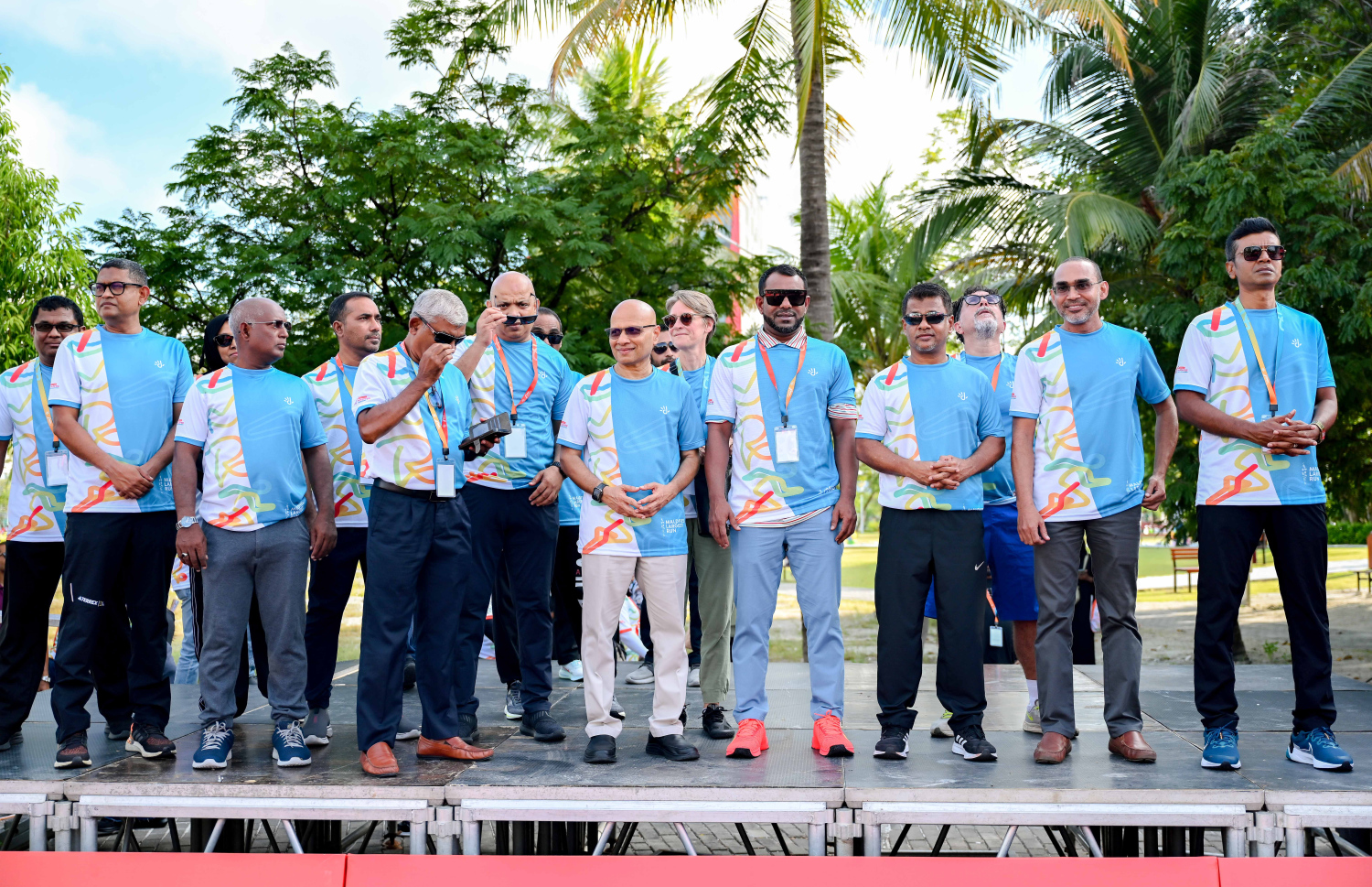 މިއަދު ހަވީރު ހުޅުމާލޭގައި ބޭއްވި ދިރާގު މޯލްޑިވްސް ރޯޑް ރޭހުގެ 5 ކިލޯމީޓަރު ދުވުމުގެ އިވެންޓް ފެށުމުގެ ރަސްމިއްޔާތުގައި ސަރުކާރު އަދި ދިރާގުގެ އިސްވެރިން ބައިވެރިވަނީ .-- ފޮޓޯ: ނިޝާން އަލީ | މިހާރު