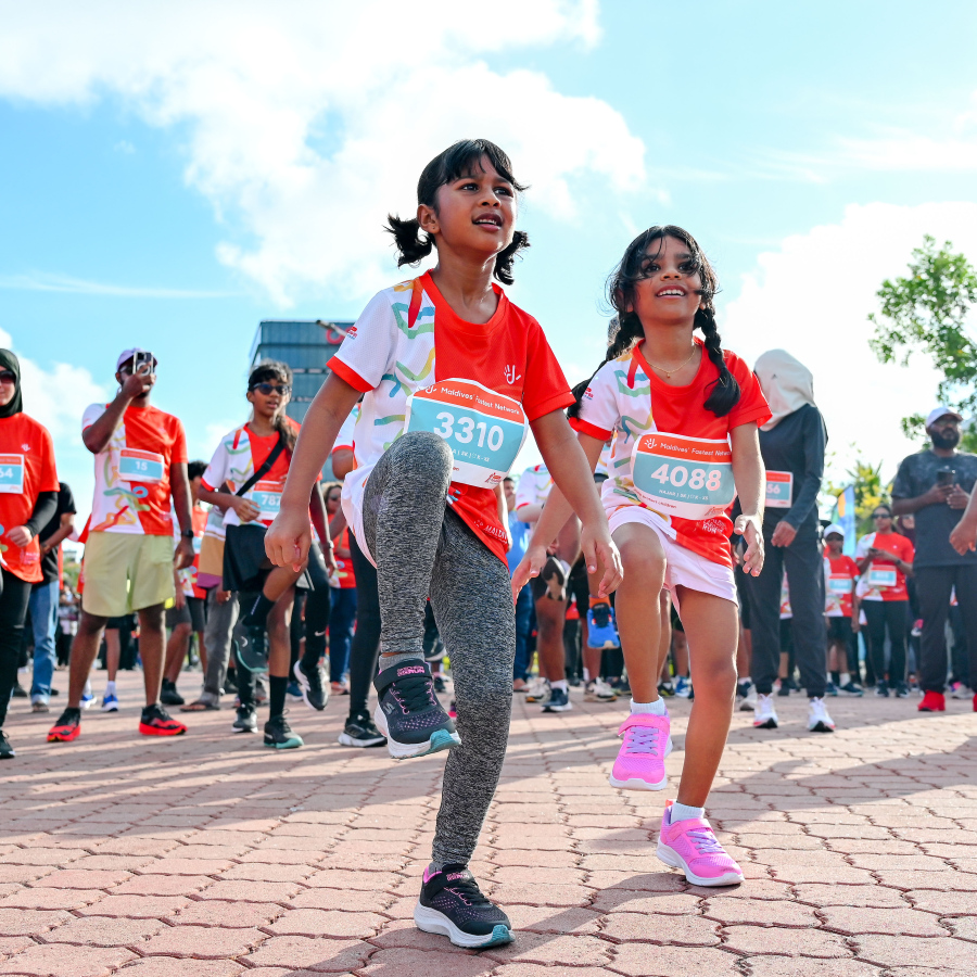 މިއަދު ހަވީރު ހުޅުމާލޭގައި ބޭއްވި ދިރާގު މޯލްޑިވްސް ރޯޑް ރޭހުގެ 5 ކިލޯމީޓަރު ދުވުމުގެ އިވެންޓް ފެށުމުގެ ކުރިން  ރޭހުގައި ބައިވެރިވި ކުޑަކުދިން ކަސްރަތު ކުރަނީ.-- ފޮޓޯ: ނިޝާން އަލީ | މިހާރު