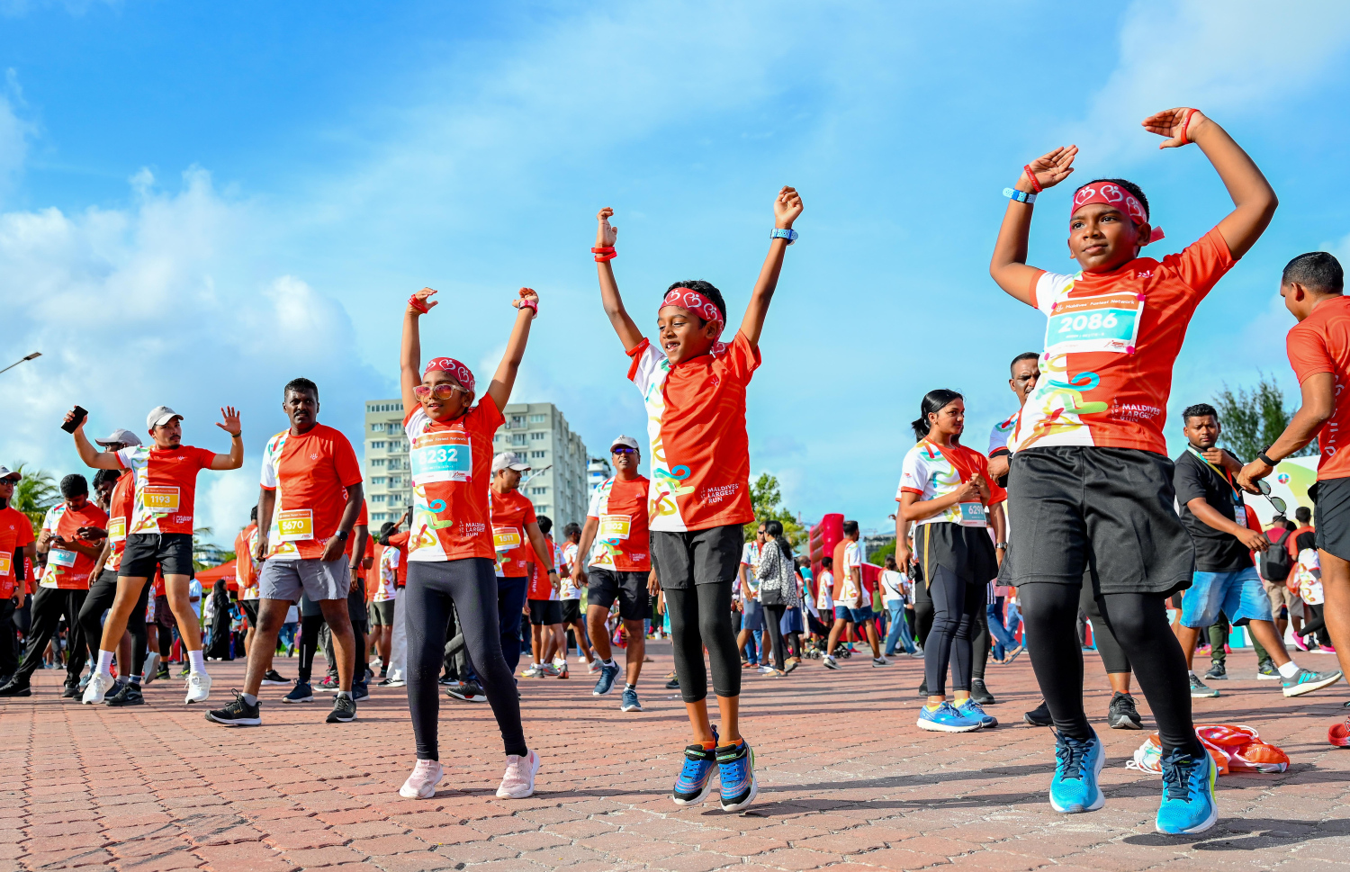 މިއަދު ހަވީރު ހުޅުމާލޭގައި ބޭއްވި ދިރާގު މޯލްޑިވްސް ރޯޑް ރޭހުގެ 5 ކިލޯމީޓަރު ދުވުމުގެ އިވެންޓް ފެށުމުގެ ކުރިން  ރޭހުގައި ބައިވެރިވި ކުޑަކުދިން ކަސްރަތު ކުރަނީ.-- ފޮޓޯ: ނިޝާން އަލީ | މިހާރު