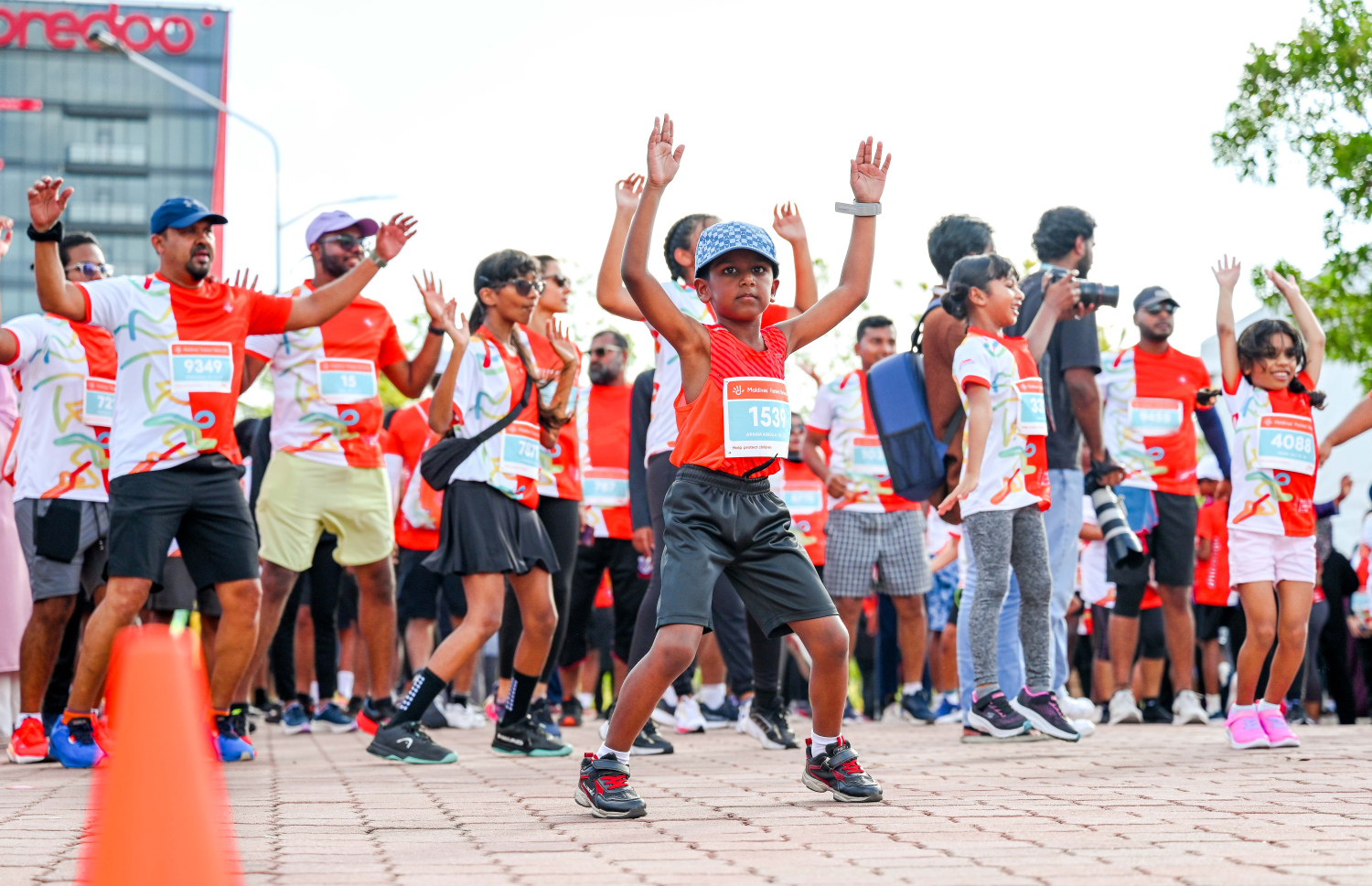 މިއަދު ހަވީރު ހުޅުމާލޭގައި ބޭއްވި ދިރާގު މޯލްޑިވްސް ރޯޑް ރޭހުގެ 5 ކިލޯމީޓަރު ދުވުމުގެ އިވެންޓް ފެށުމުގެ ކުރިން  ރޭހުގައި ބައިވެރިވި ކުޑަކުދިން ކަސްރަތު ކުރަނީ.-- ފޮޓޯ: ނިޝާން އަލީ | މިހާރު