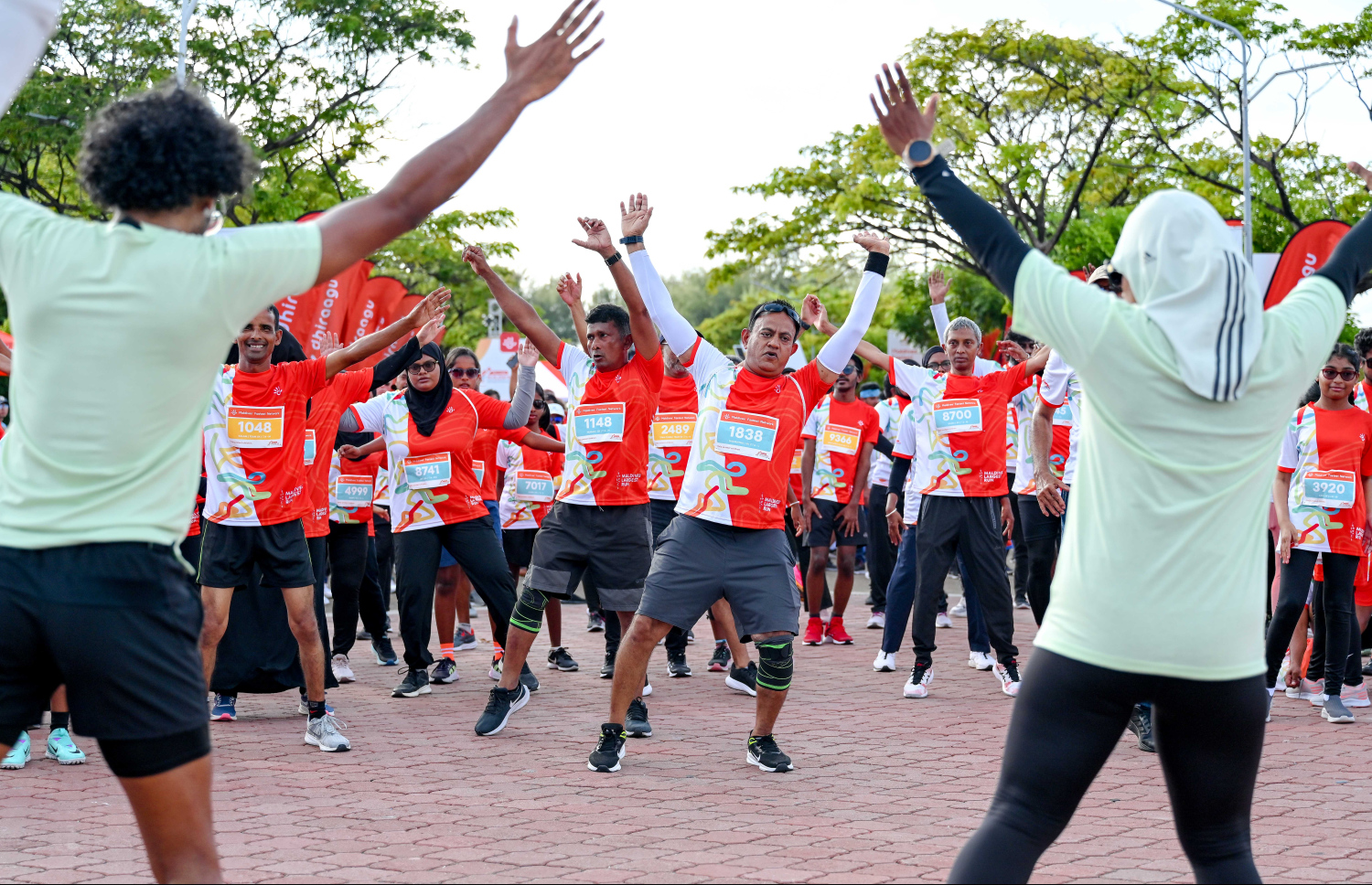 މިއަދު ހަވީރު ހުޅުމާލޭގައި ބޭއްވި ދިރާގު މޯލްޑިވްސް ރޯޑް ރޭހުގެ 5 ކިލޯމީޓަރު ދުވުމުގެ އިވެންޓް ފެށުމުގެ ކުރިން ބައިވެރިން ކަސްރަތު ކުރަނީ.-- ފޮޓޯ: ނިޝާން އަލީ | މިހާރު