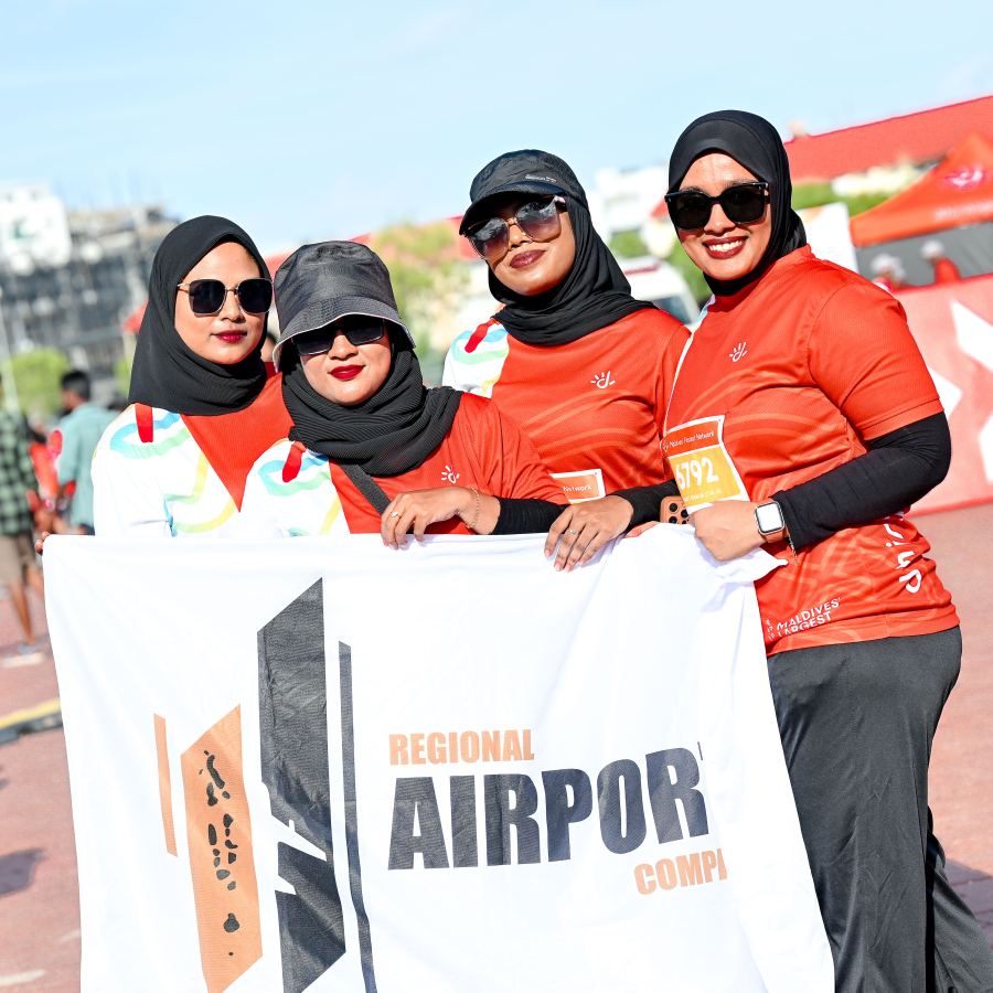 މިއަދު ހަވީރު ހުޅުމާލޭގައި ބޭއްވި ދިރާގު މޯލްޑިވްސް ރޯޑް ރޭހުގެ 5 ކިލޯމީޓަރު ދުވުމުގެ އިވެންޓްގައި ރީޖަނަލް އެއާޕޯޓުގެ ކޮމްޕެނީގެ މުވައްޒަފުން ބައިވެރިވަނީ.-- ފޮޓޯ: ނިޝާން އަލީ | މިހާރު