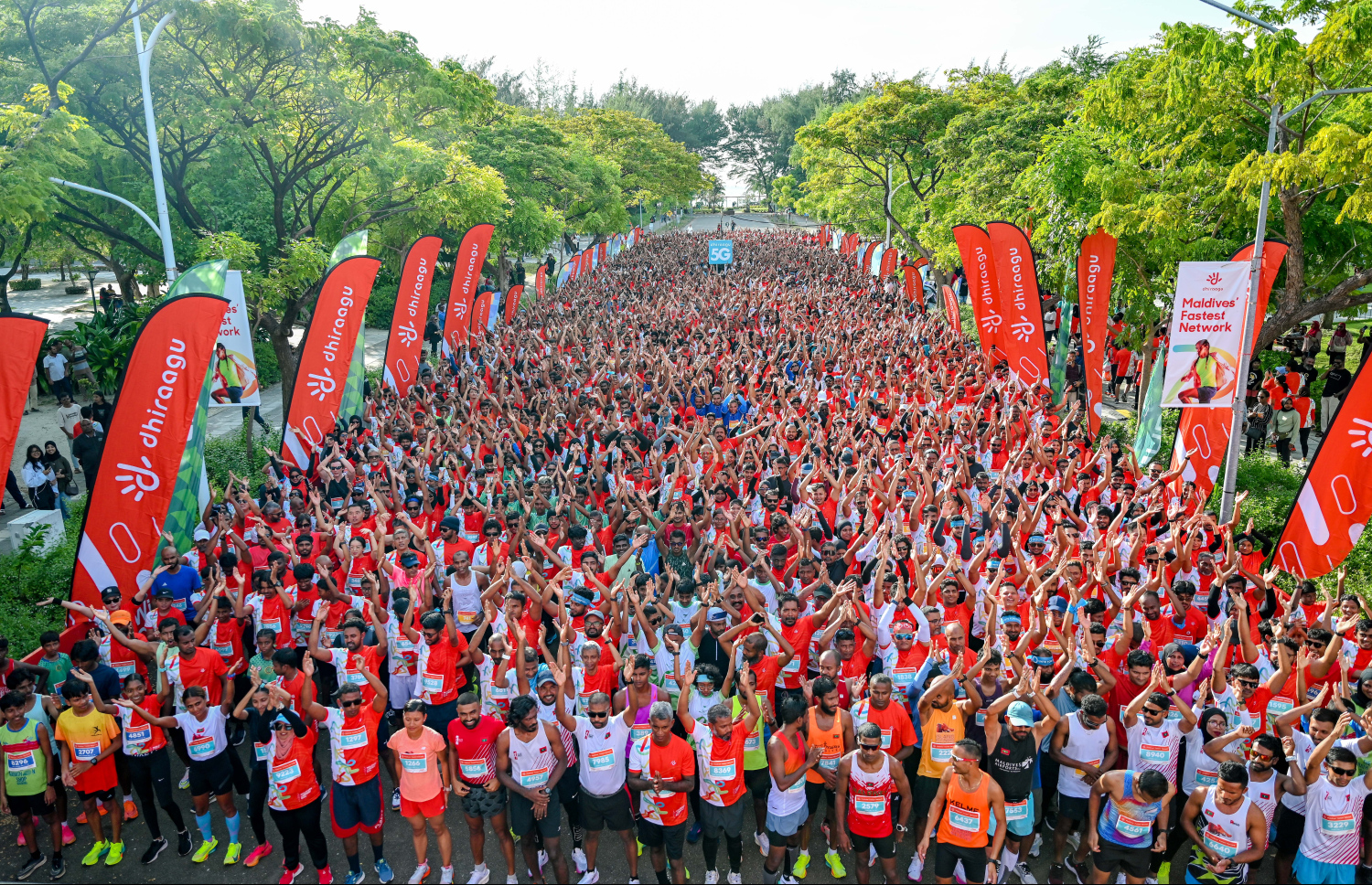ދިރާގު ރޯޑް ރޭހުގެ 5 ކިލޯމީޓަރު ދުވުމުގެ ބައިވެރިން ދުވަން ތައްޔާރުވެގެން. މި އަހަރުގެ ދުވުމުގައި 4،400 އަށް ވުރެ ގިނަ ދުވުންތެރިން ވަނީ ބައިވެރިވެފައި --- ފޮޓޯ: ނިޝާން އަލީ | މިހާރު
