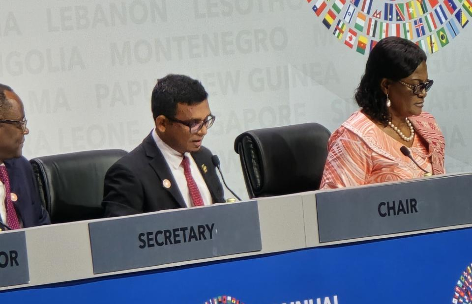 ވޯލްޑް ބޭންކާއި އައިއެމްއެފްގެ އަހަރީ ބައްދަލުވުމުގައި އެމްއެމްއޭގެ ގަވަރުނަރު އަހްމަދު މުނައްވަރު ވާހަކަ ދައްކަވަނީ: އިޔާދަކުރަނިވި ހަކަތަ ޕްރޮޖެކްޓު ކާމިޔާބުކުރަން މުހިއްމު މަސައްކަތްތަކެއް ރާއްޖެ އިން ކުރަމުން އަންނަ ކަން ފާހަގަކުރެއްވި.