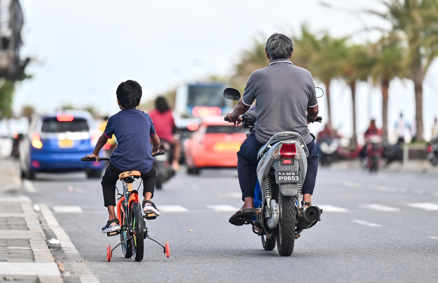 ކާފައަކު އޭނާގެ ކާފަ ދަރިއަކާ އެކު ވަގުތު ހޭދަކުރަނީ: ދަރިންނާ ބައްދަލު ކުރަން ފުރުސަތު ނުލިބިގެން ކޯޓަށް ދާ މައްސަލަތައް ގިނަ - ފޮޓޯ: ފަޔާޒު މޫސާ | މިހާރު