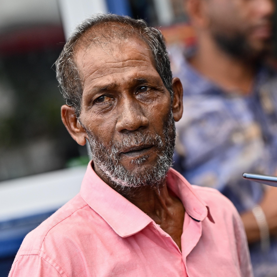 ގަފޫރުގެ ދެމަފިރިން ބާޒާރުމަތީގައި އެމީހުންގެ ވާހަކަ ކިޔައިދެނީ. -- ފޮޓޯ: ފަޔާޒު މޫސާ | މިހާރު