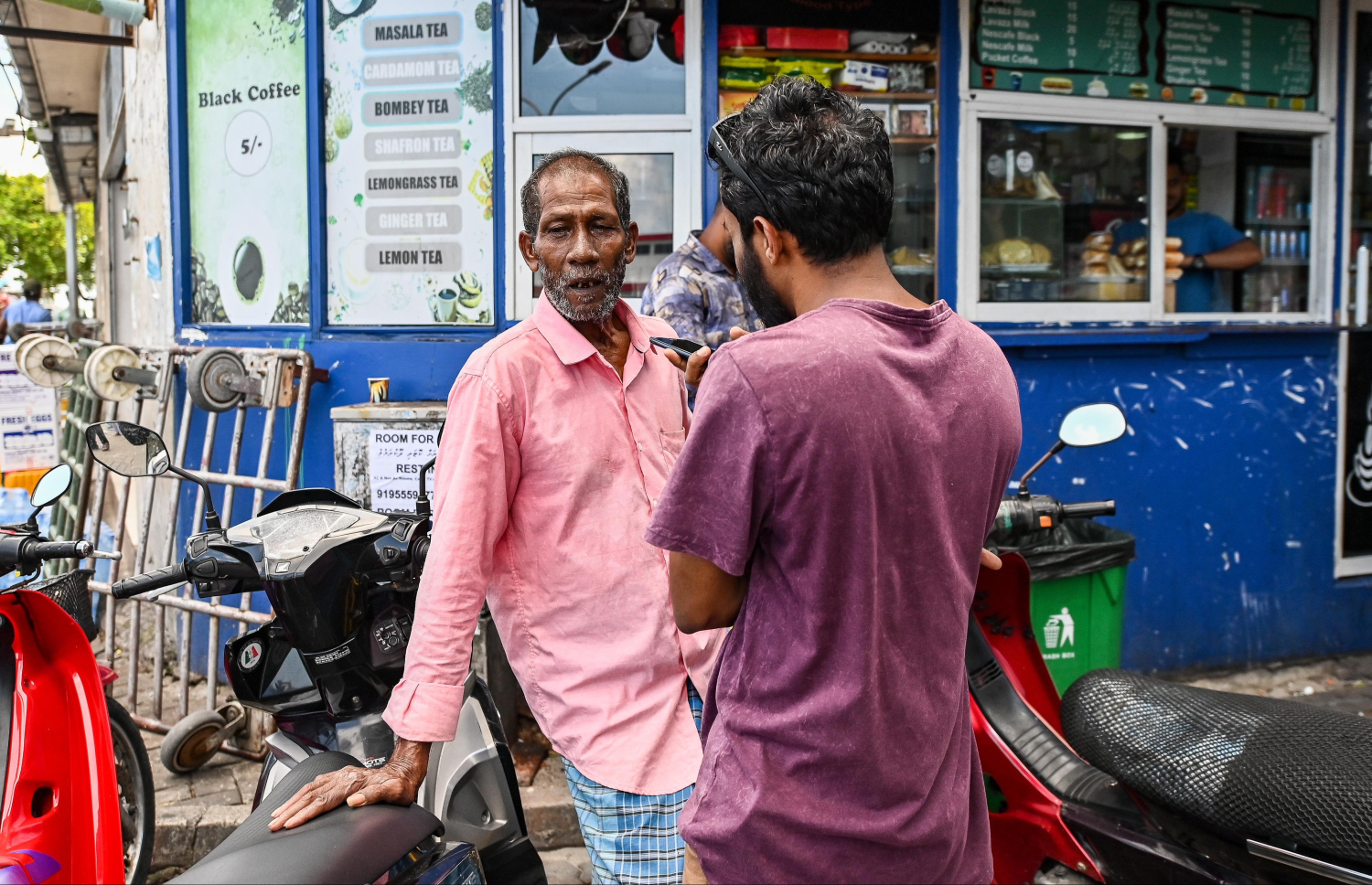 ގަފޫރު އޭނާގެ ހަޔާތުގެ ވާހަކަ ކިޔައިދެނީ. -- ފޮޓޯ: ފަޔާޒު މޫސާ | މިހާރު