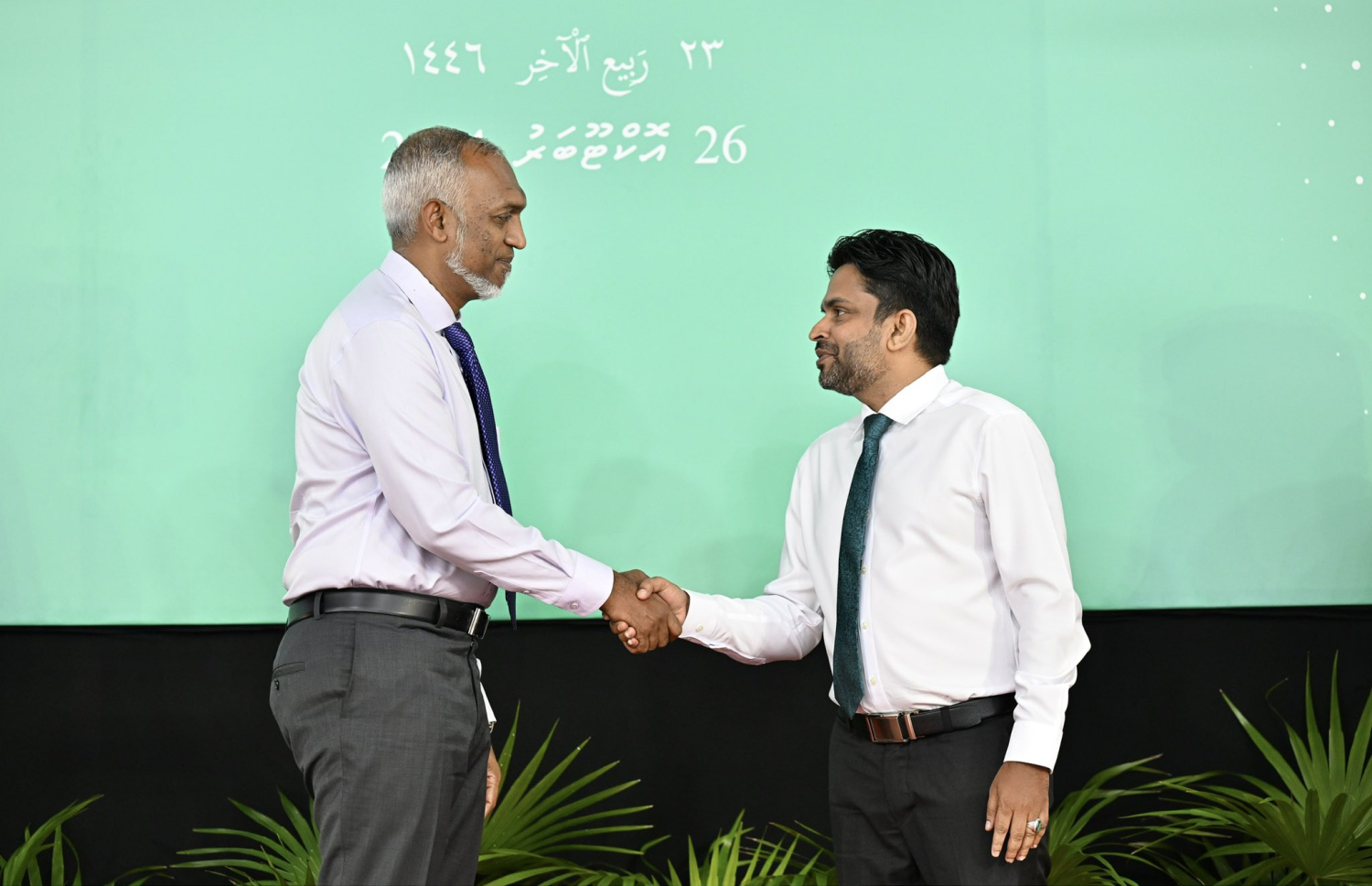 ރައީސް ޑރ. މުހައްމަދު މުއިއްޒުގެ ބައްޕާފުޅު އަލްމަރުހޫމް ޝައިހް ހުސެއިން އަބްދުލްރަހްމާންގެ އަގުވަޒަން ކުރުމަށް ހައި ކޯޓުން ދެއްވި އެވޯޑަށްފަހު އެ ކޯޓުގެ އިސްފަނޑިޔާރު ހުސެއިން ޝަހީދު ސަލާމް ކުރައްވަނީ.-- ފޮޓޯ: ރައީސް އޮފީސް