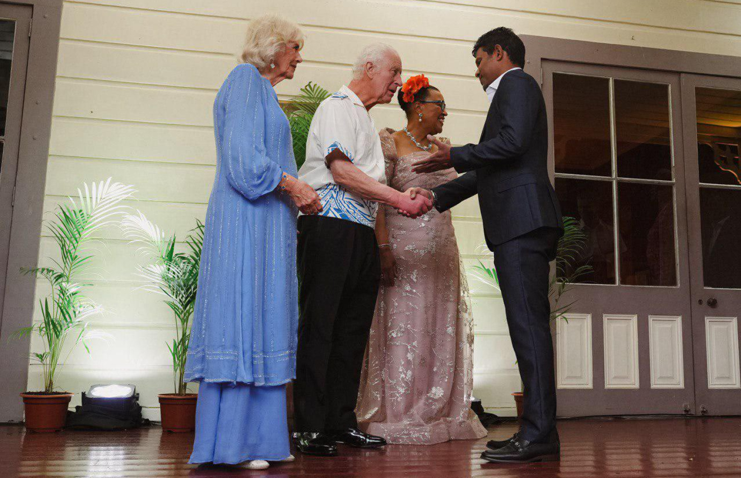 ނައިބު ރައީސް ހުސެއިން މުހައްމަދު ލަތީފް، ރަސްގެފާނު ޗާލްސްގެ ދެމަފިރިންނާ ބައްދަލު ކުރައްވަނީ --- ފޮޓޯ/ރައީސް އޮފީސް