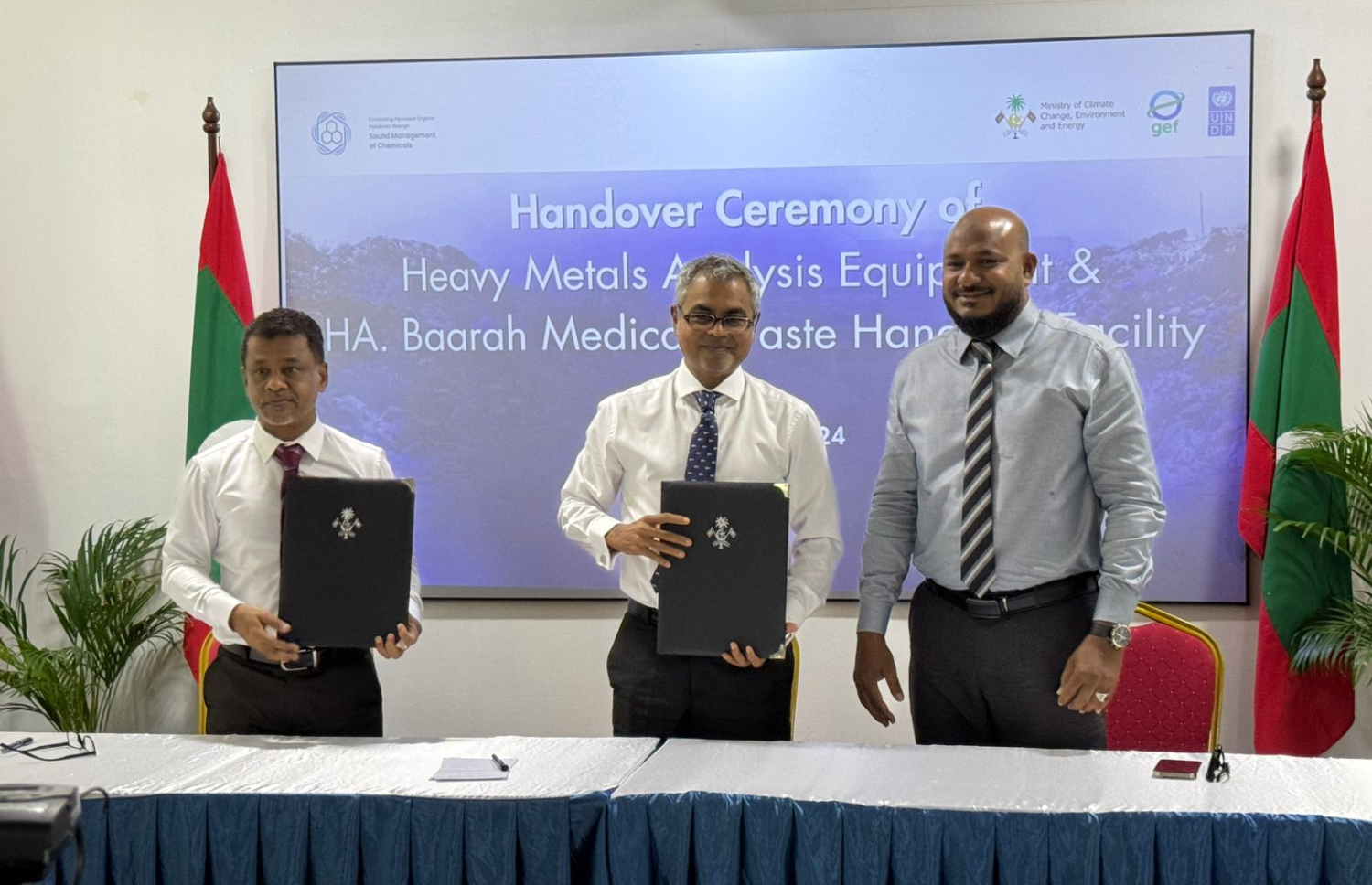 ހއ. ބާރަށުގައި ހެދި މެޑިކަލް ވޭސްޓް މެނޭޖުކުރާ ފެސިލިޓީ ހެލްތު މިނިސްޓްރީއާ ހަވާލުކުރުމަށް ބޭއްވި ރަސްމިއްޔާތު.-- ފޮޓޯ: ތިމާވެއްޓާ ބެހޭ މިނިސްޓްރީ