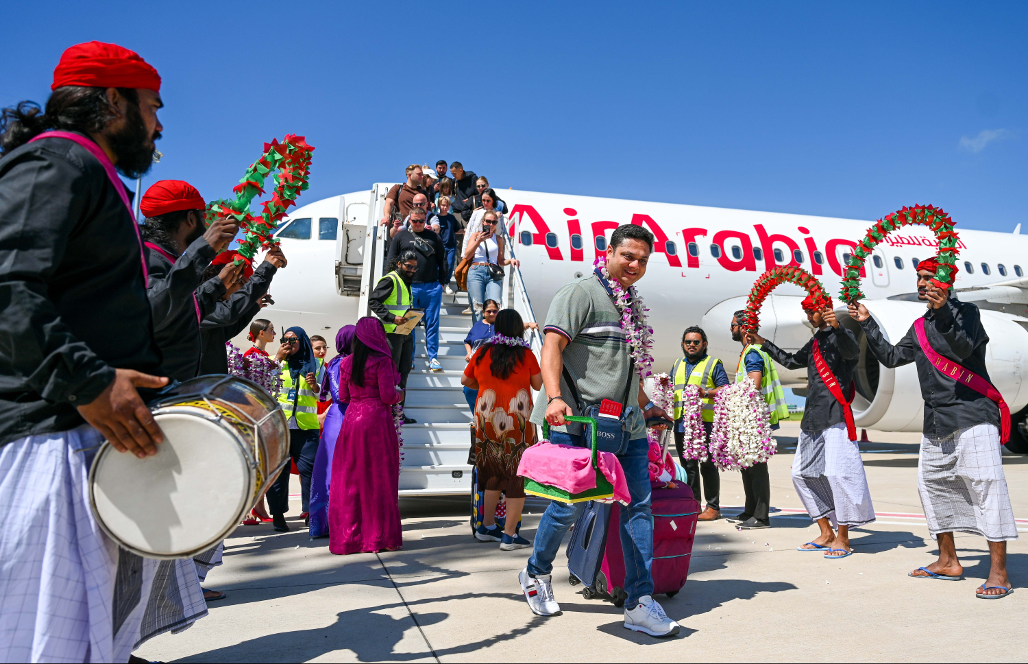 އެއާ އަރަބިއާ އެއާލައިނުން މިއަދު ރާއްޖެ އައި ފަސިންޖަރުންނަށް މަރުހަބާ ކިޔަނީ.--- ފޮޓޯ: ނިޝާން އަލީ | މިހާރު