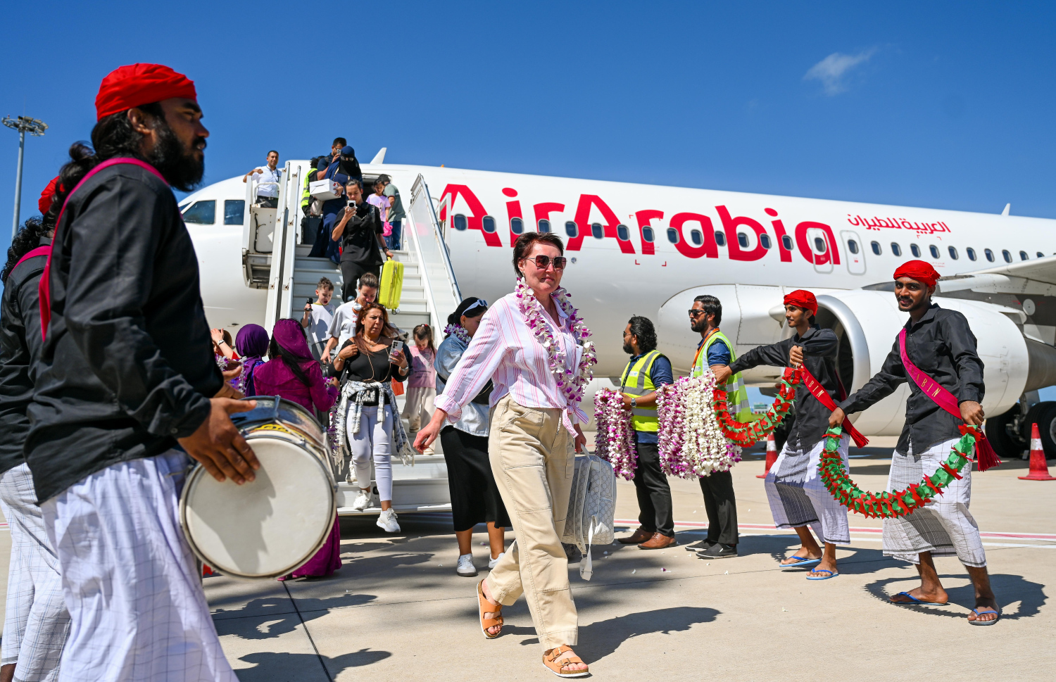 އެއާ އަރަބިއާ އެއާލައިނުން މިއަދު ރާއްޖެ އައި ފަސިންޖަރުންނަށް މަރުހަބާ ކިޔަނީ.--- ފޮޓޯ: ނިޝާން އަލީ | މިހާރު