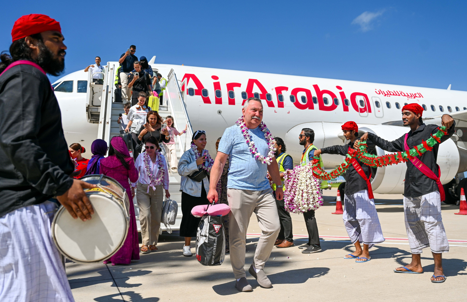 އެއާ އަރަބިއާ އެއާލައިނުން މިއަދު ރާއްޖެ އައި ފަސިންޖަރުންނަށް މަރުހަބާ ކިޔަނީ.--- ފޮޓޯ: ނިޝާން އަލީ | މިހާރު