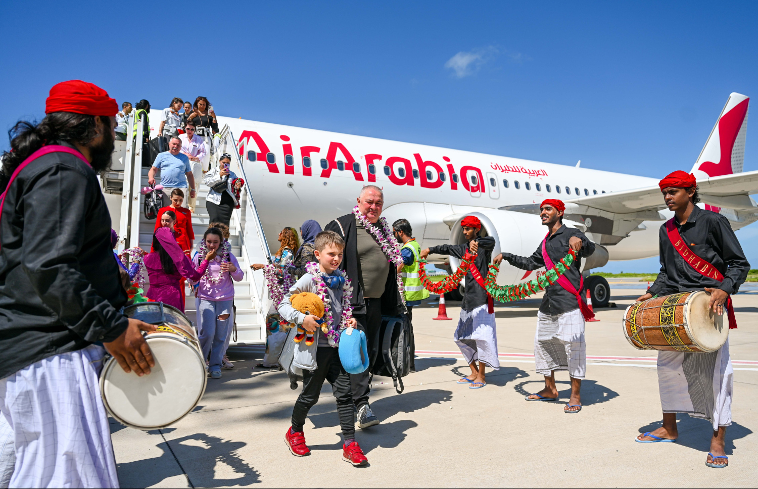 އެއާ އަރަބިއާ އެއާލައިނުން މިއަދު ރާއްޖެ އައި ފަސިންޖަރުންނަށް މަރުހަބާ ކިޔަނީ.--- ފޮޓޯ: ނިޝާން އަލީ | މިހާރު