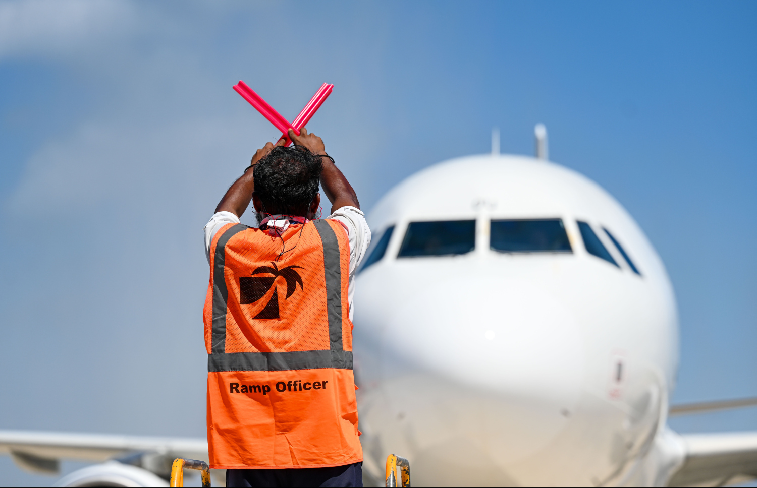 ރާއްޖެއަށް މިއަދު ދަތުރުތައް ފެށި އެއާ އަރަބިއާގެ ބޯޓު ވެލާނާ އިންޓަނޭޝަނަލް އެއާޕޯޓުގައި: އެއާލައިނުން ކޮންމެ ދުވަހަކު ރާއްޖެ އަށް ދަތުރެއް ކުރާނެ.--- ފޮޓޯ:ނިޝާން އަލީ | މިހާރު