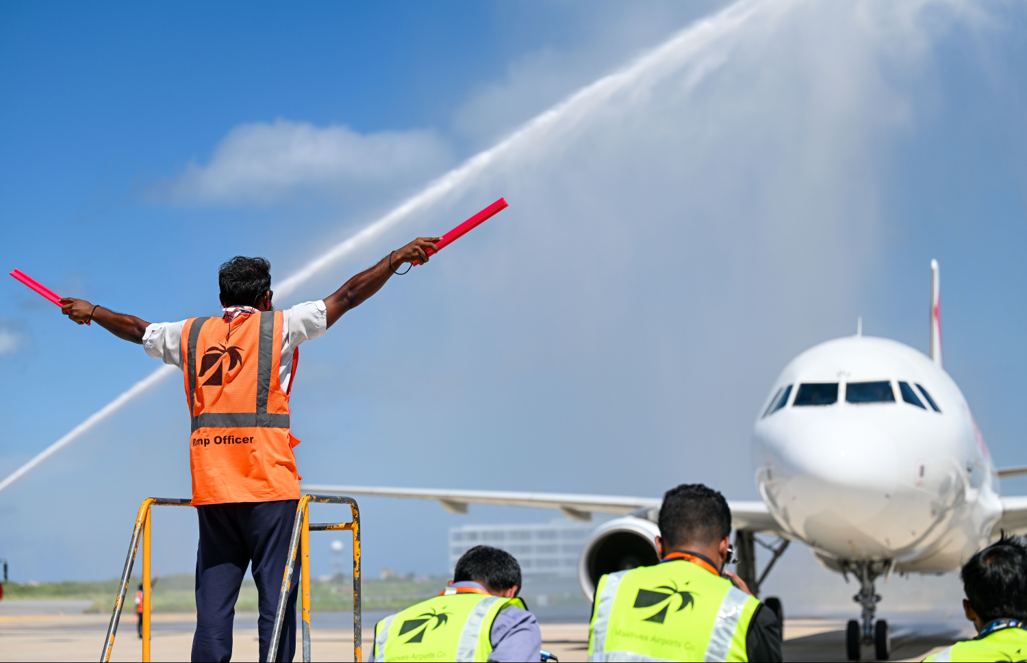 ރާއްޖެ އަށް މިއަދު ދަތުރުތައް ފެށި އެއާ އަރަބިއާގެ ބޯޓަށް ވެލާނާ އިންޓަނޭޝަނަލް އެއާޕޯޓުން ވޯޓާ ސެލިއުޓެއް އަރުވަނީ. މި ބޯޓު ކޮންމެ ދުވަހަކު ވެސް ރާއްޖެ އަށް ޖައްސާނީ ހެނދުނު 8 ޖަހާއިރު. ފުރާނީ މެންދުރު 2:20 ގައި.--- ފޮޓޯ:ނިޝާން އަލީ | މިހާރު