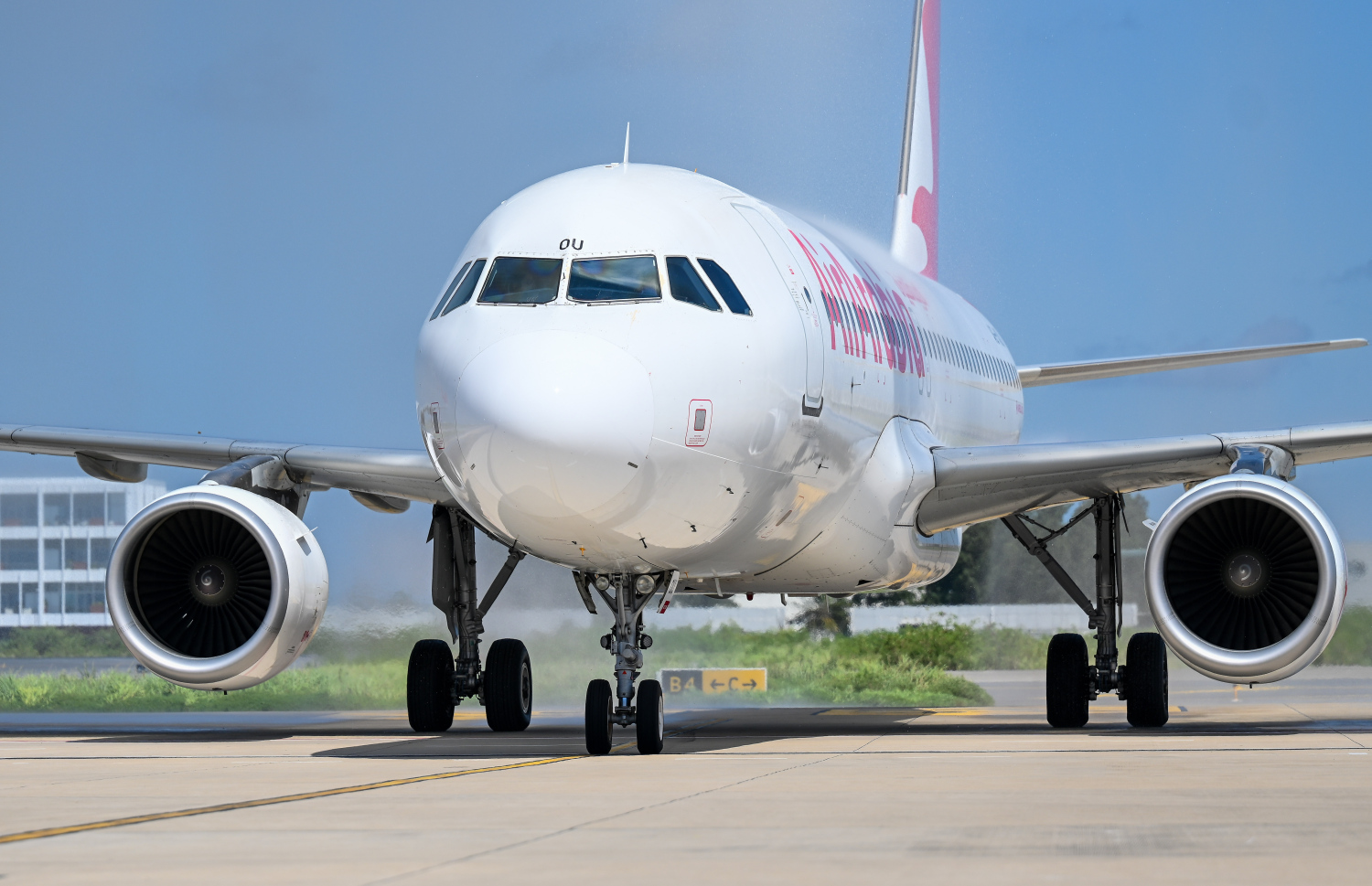 ރާއްޖެއަށް މިއަދު ދަތުރުތައް ފެށި އެއާ އަރަބިއާގެ ބޯޓު ވެލާނާ އިންޓަނޭޝަނަލް އެއާޕޯޓުގައި: އެއާލައިނުން ކޮންމެ ދުވަހަކު ރާއްޖެ އަށް ދަތުރެއް ކުރާނެ.--- ފޮޓޯ:ނިޝާން އަލީ | މިހާރު