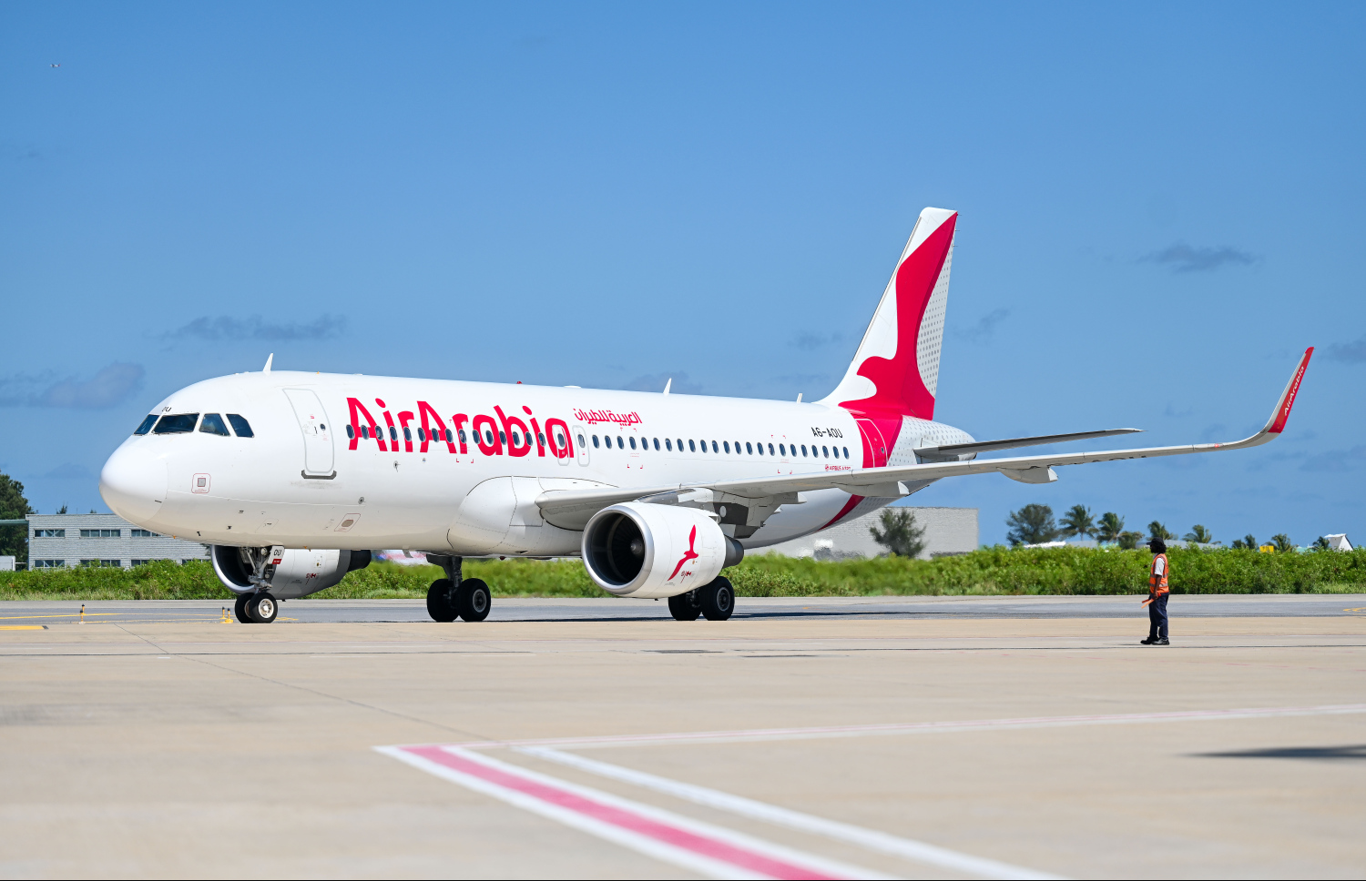 ރާއްޖެއަށް މިއަދު ދަތުރުތައް ފެށި އެއާ އަރަބިއާގެ ބޯޓު ވެލާނާ އިންޓަނޭޝަނަލް އެއާޕޯޓުގައި: އެއާލައިނުން ކޮންމެ ދުވަހަކު ރާއްޖެ އަށް ދަތުރެއް ކުރާނެ.--- ފޮޓޯ:ނިޝާން އަލީ | މިހާރު