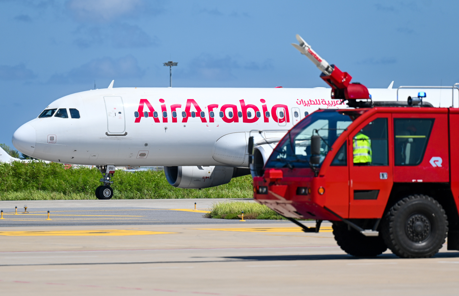 ރާއްޖެ އަށް މިއަދު ދަތުރުތައް ފެށި އެއާ އަރަބިއާގެ ބޯޓަށް ވެލާނާ އިންޓަނޭޝަނަލް އެއާޕޯޓުން ވޯޓާ ސެލިއުޓެއް އަރުވަނީ. މި ބޯޓު ކޮންމެ ދުވަހަކު ވެސް ރާއްޖެ އަށް ޖައްސާނީ ހެނދުނު 8 ޖަހާއިރު. ފުރާނީ މެންދުރު 2:20 ގައި.--- ފޮޓޯ:ނިޝާން އަލީ | މިހާރު