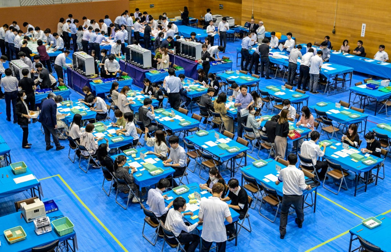 ޖަޕާނުގެ އިންތިހާބަށް ފަހު ވޯޓު ގުނަނީ: މިއީ މިހާތަނަށް އެންމެ ގިނަ އަންހެން ކެންޑިޑޭޓުން ޖަޕާނުގެ މަޖިލީހަށް އިންތިހާބުވި ފަހަރު. -- ފޮޓޯ: އޭއެފްޕީ