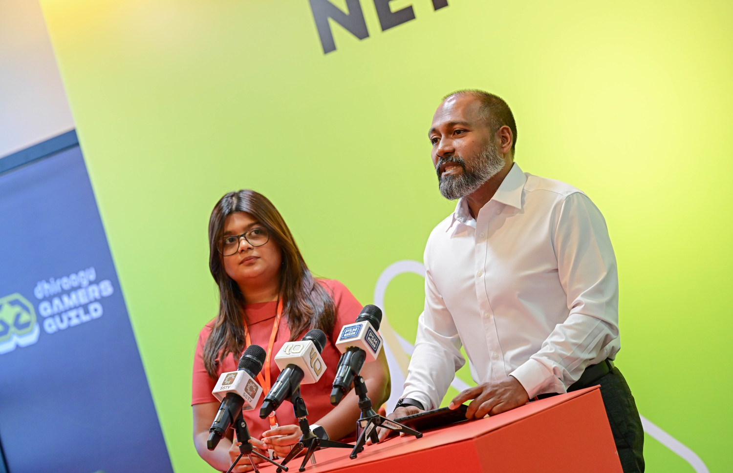 ދިރާގުގެ ކަސްޓަމާ ވެލިއު މެނޭޖަރު، ބްރޯޑްބޭންޑް އެންޑް ޑިވައިސަސް އަހުމަދު އިޝާން ވާހަކަ ދައްކަވަނީ. -- ފޮޓޯ: ނިޝާން އަލީ | މިހާރު