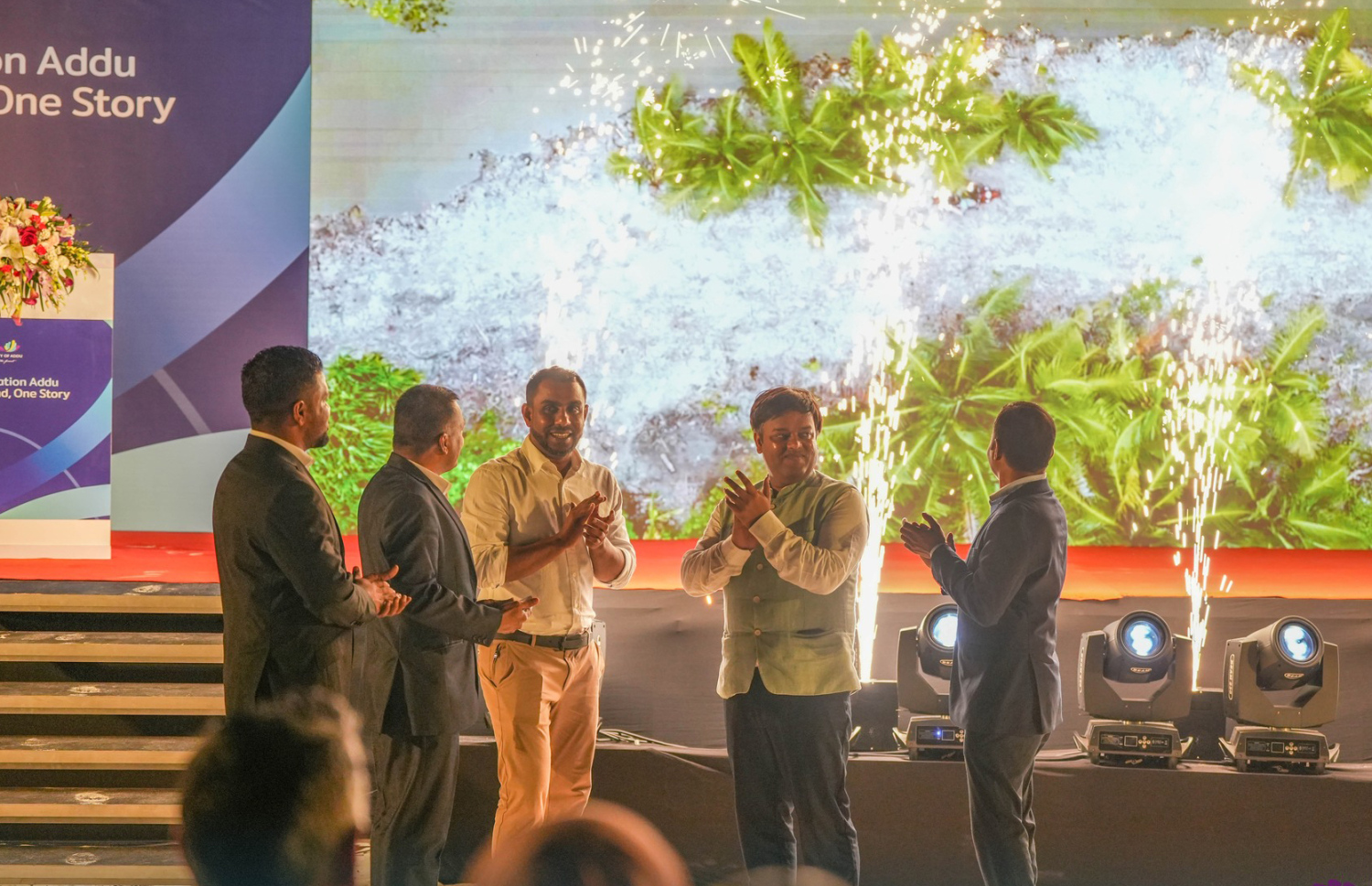 އައްޑޫގެ ޓޫރިޒަމް ބްރޭންޑް އިފްތިތާހުކުރުމަށް ބޭއްވި ހަފުލާގައި ޓޫރިޒަމް މިނިސްޓަރު  އިބްރާހިމް ފައިސަލް އާއި ސިޓީ ކައުންސިލްގެ އިސްވެރިން.-- ފޮޓޯ: އެންކްރިއާ