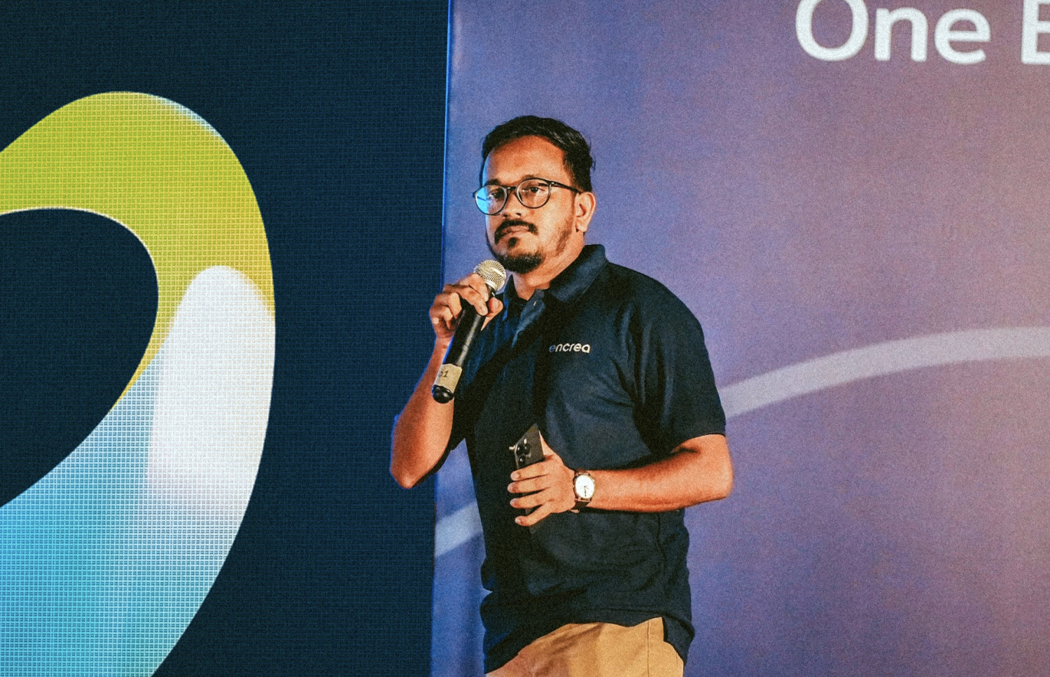 އެންކްރިއާ އިން އައްޑޫގެ ޓޫރިޒަމް ބްރޭންޑްކޮށްފައިވާ ގޮތް އެ ޓީމުގެ ފަރާތުން އަބޯ ހުށަހަޅައިދެނީ.-- ފޮޓޯ: އައްޑޫ ސިޓީ ކައުންސިލް