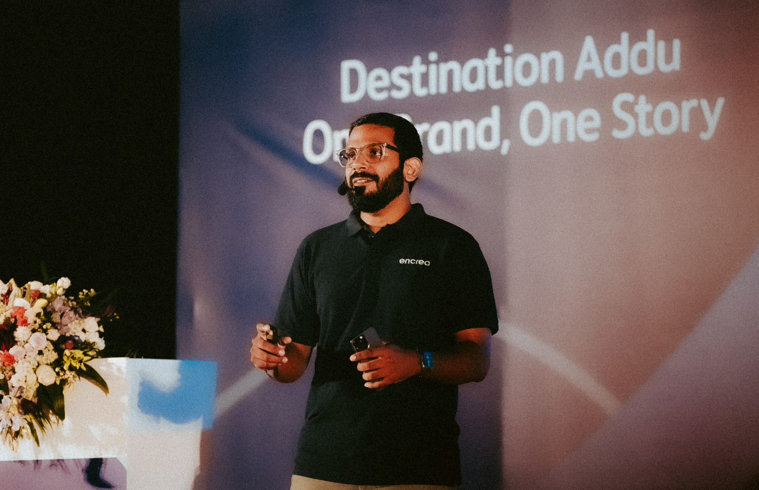 އެންކްރިއާ އިން އައްޑޫގެ ޓޫރިޒަމް ބްރޭންޑްކޮށްފައިވާ ގޮތް އެ ޓީމުގެ ފަރާތުން ޝާޒިފް ހުށަހަޅައިދެނީ.-- ފޮޓޯ: އައްޑޫ ސިޓީ ކައުންސިލް