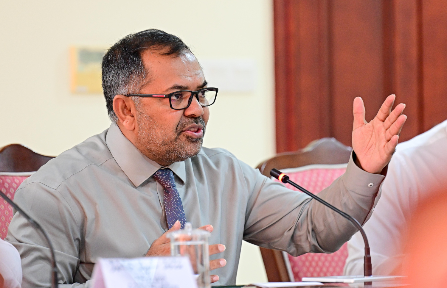 ފިނޭންސް މިނިސްޓަރު ޒަމީރު، ސަޕްލިމެންޓްރީ ބަޖެޓް ދިރާސާކުރާ ކޮމިޓީގައި އިއްޔެ ވާހަކަ ދައްވަނީ.--- ފޮޓޯ: ނިޝާން އަލީ / މިހާރު