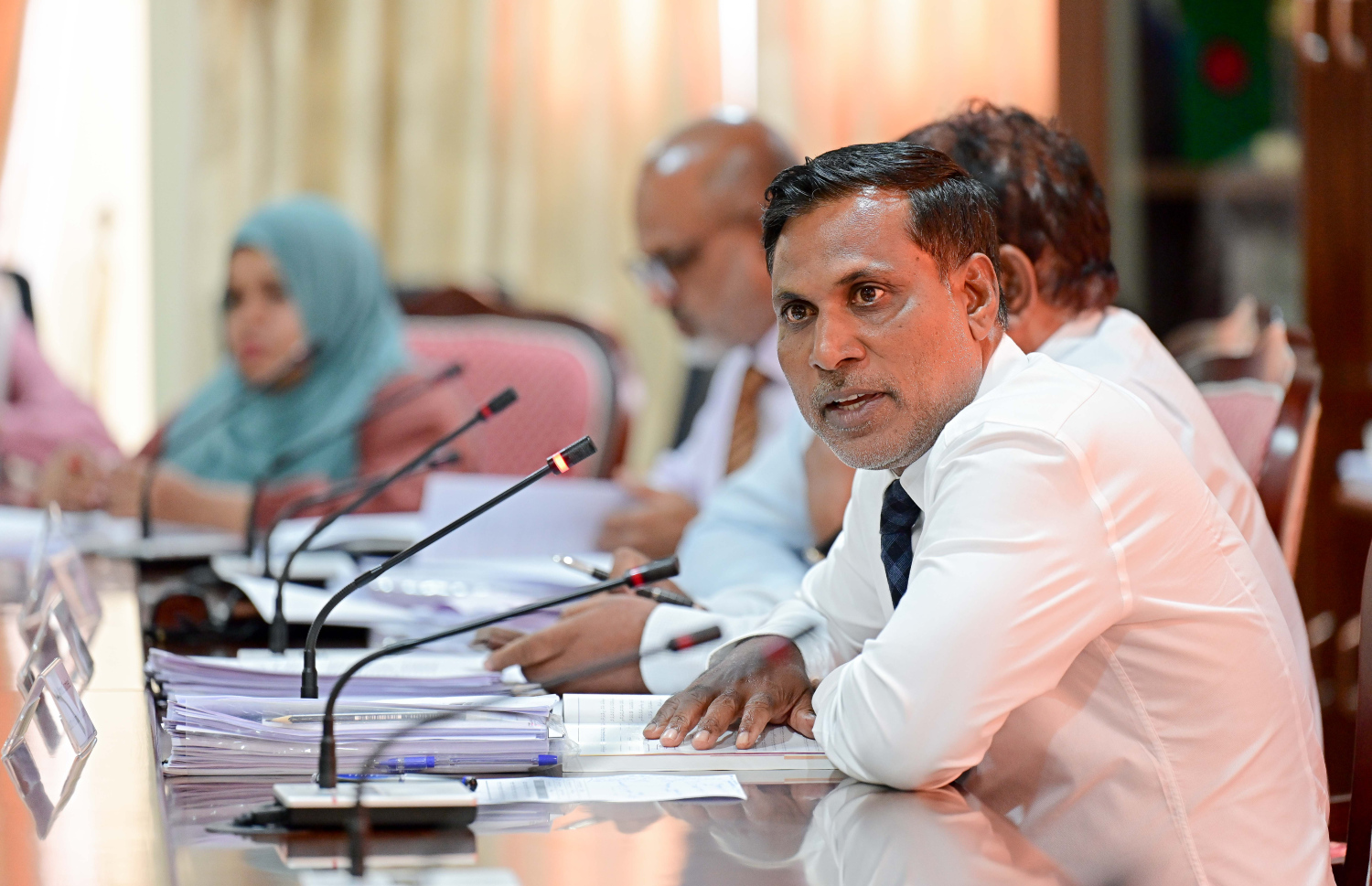 ބަޖެޓު ކޮމިޓީގައި މެންބަރުން ސުވާލު ކުރަނީ -- ފޮޓޯ: ނިޝާން އަލީ / މިހާރު