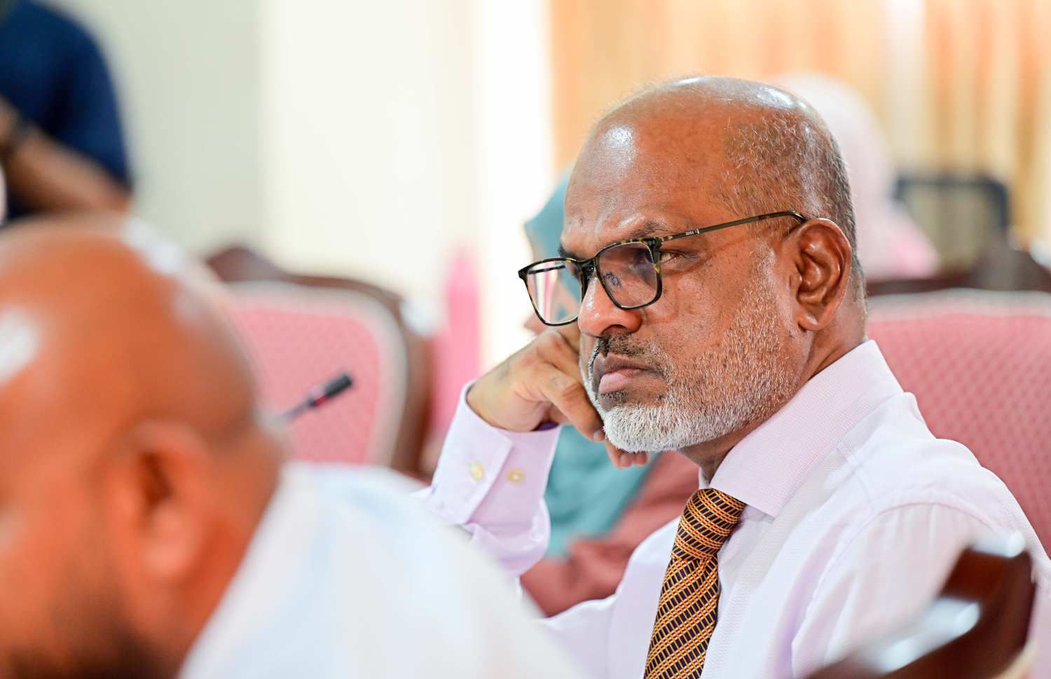 ރައްޔިތުންގެ މަޖިލީހުގެ ނައިބު ރައީސް އަހްމަދު ނާޒިމް މާލިއްޔަތު ކޮމިޓީގައި. މާލިއްޔަތު ކޮމިޓީން އަންނަނީ ފުލުހުންނާއި ސިފައިންގެ ކުންފުންޏާ ގުޅޭ ގިނަ މައްސަލަތަކެއް ބަލަމުން -- ފޮޓޯ: މިހާރު