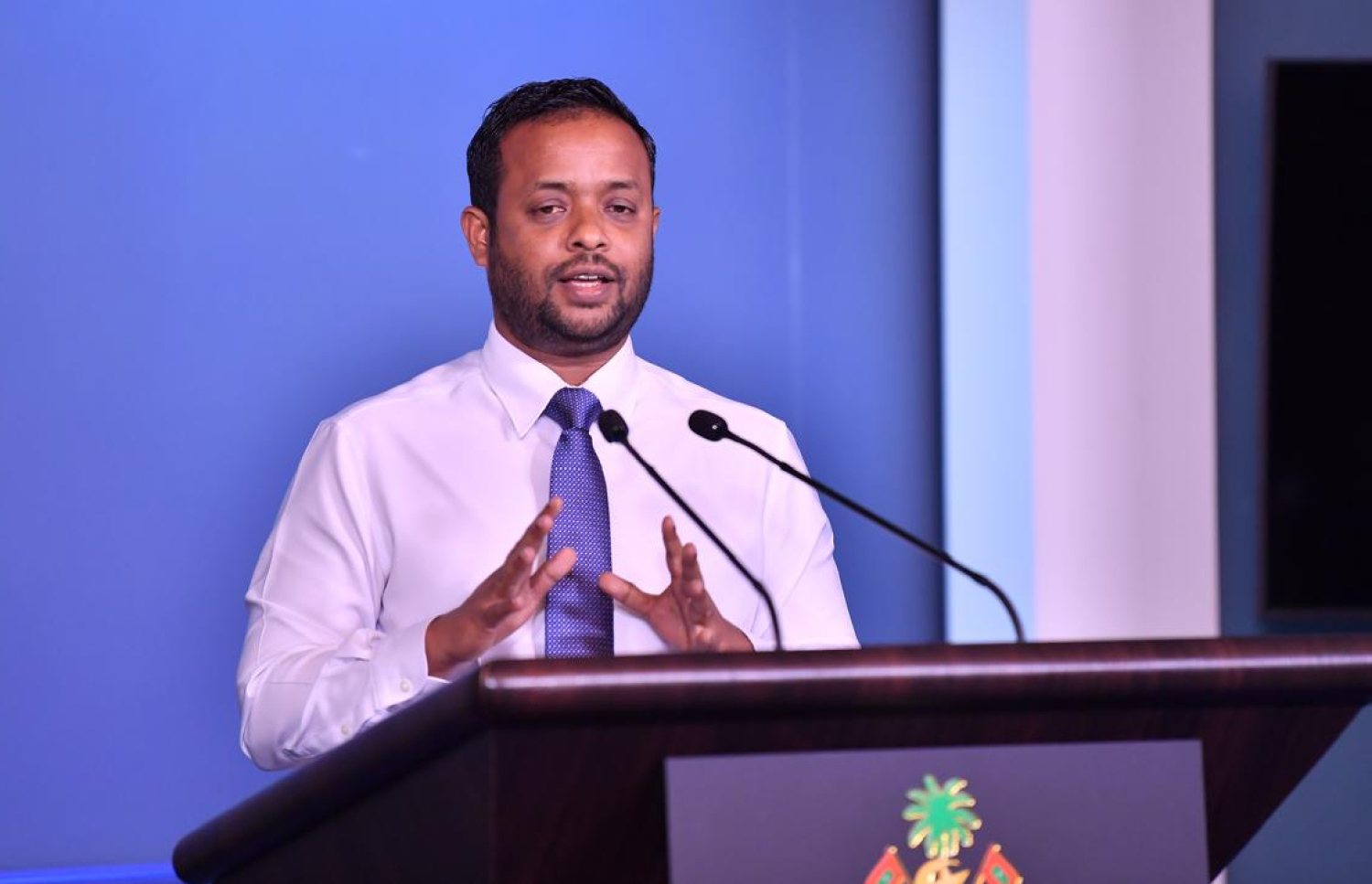 ރައީސް އޮފީހުން ބޭއްވި ޕްރެސް ކޮންފަރެންސްގައި ކޮންސްޓްރަކްޝަން މިނިސްޓަރު ޑރ. އަބްދުﷲ މުއްތަލިބް ވާހަކަދައްކަވަނީ.-- ފޮޓޯ: ރައީސް އޮފީސް