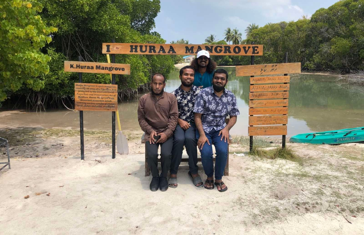 ޒިޔާއު، އޭނާގެ ރައްޓެހިންނާ އެކު ހުރާގައި ފޮޓޯއެއް ނަގަނީ.