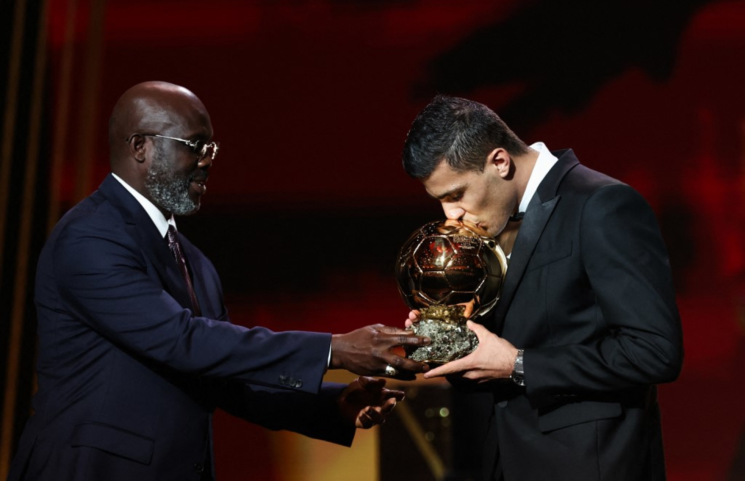 ރޮޑްރީ (ކ) އާ ޖޯޖް ވިޔާ އެވޯޑް ހަވާލުކުރަނީ. -- ފޮޓޯ އޭއެފްޕީ