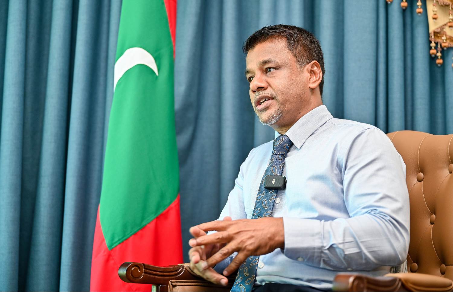 ހެލްތު މިނިސްޓަރު ނާޒިމް "މިހާރު"އަށް އިއްޔެ އިންޓަވިއު ދެއްވަނީ.-- ފޮޓޯ: ފަޔާޒު މޫސާ/ މިހާރު