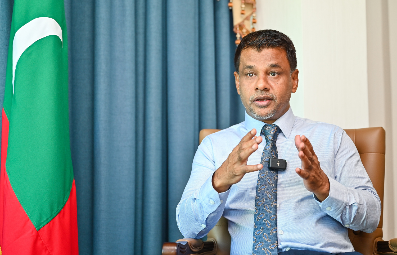 ހެލްތު މިނިސްޓަރު ނާޒިމް "މިހާރު" އަށް އިންޓަވިއު ދެއްވަނީ.-- ފޮޓޯ: ފަޔާޒު މޫސާ/ މިހާރު