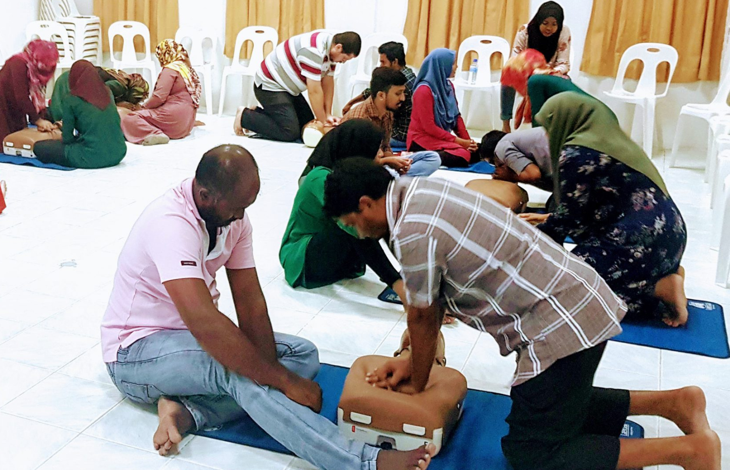 ބަޔަކު ފަސްޓް އެއިޑް ޓްރެއިނިންގް ހަދަނީ.-- ފޮޓޯ: ތިންކް ސޭފް މޯލްޑިވްސް