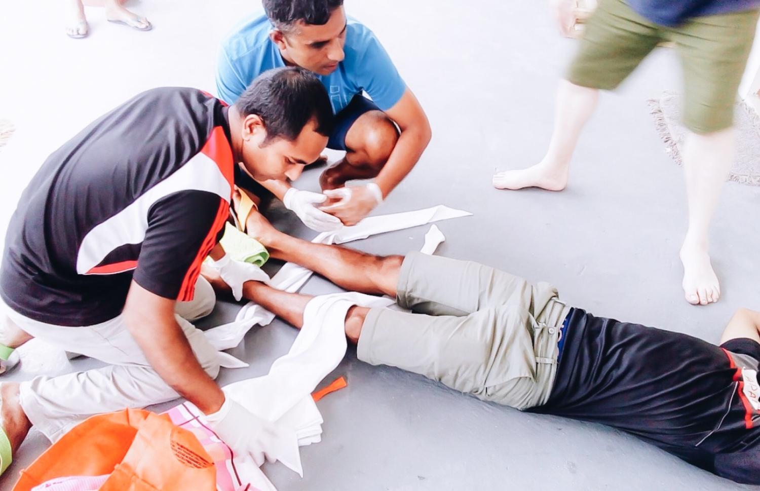 ބަޔަކު ފަސްޓް އެއިޑް ޓްރެއިނިންގް ހަދަނީ.-- ފޮޓޯ: ތިންކް ސޭފް މޯލްޑިވްސް