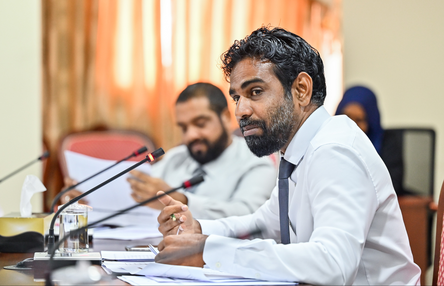 ޖުޑިޝަރީ ކޮމިޓީގެ މުގައްރިރު ހުސްނީ މުބާރަކު: ފަނޑިޔާރުންނާ ގުޅޭ ގޮތުން ޖޭއެސްސީން ސުލޫކީ މައްސަލަ ބެލި އިޖުރާއަތާ ގުޅޭ ގޮތުން ސުވާލު ގެންދަނީ އުފައްދަމުން - ފޮޓޯ: ނިޝާން އަލީ / މިހާރު