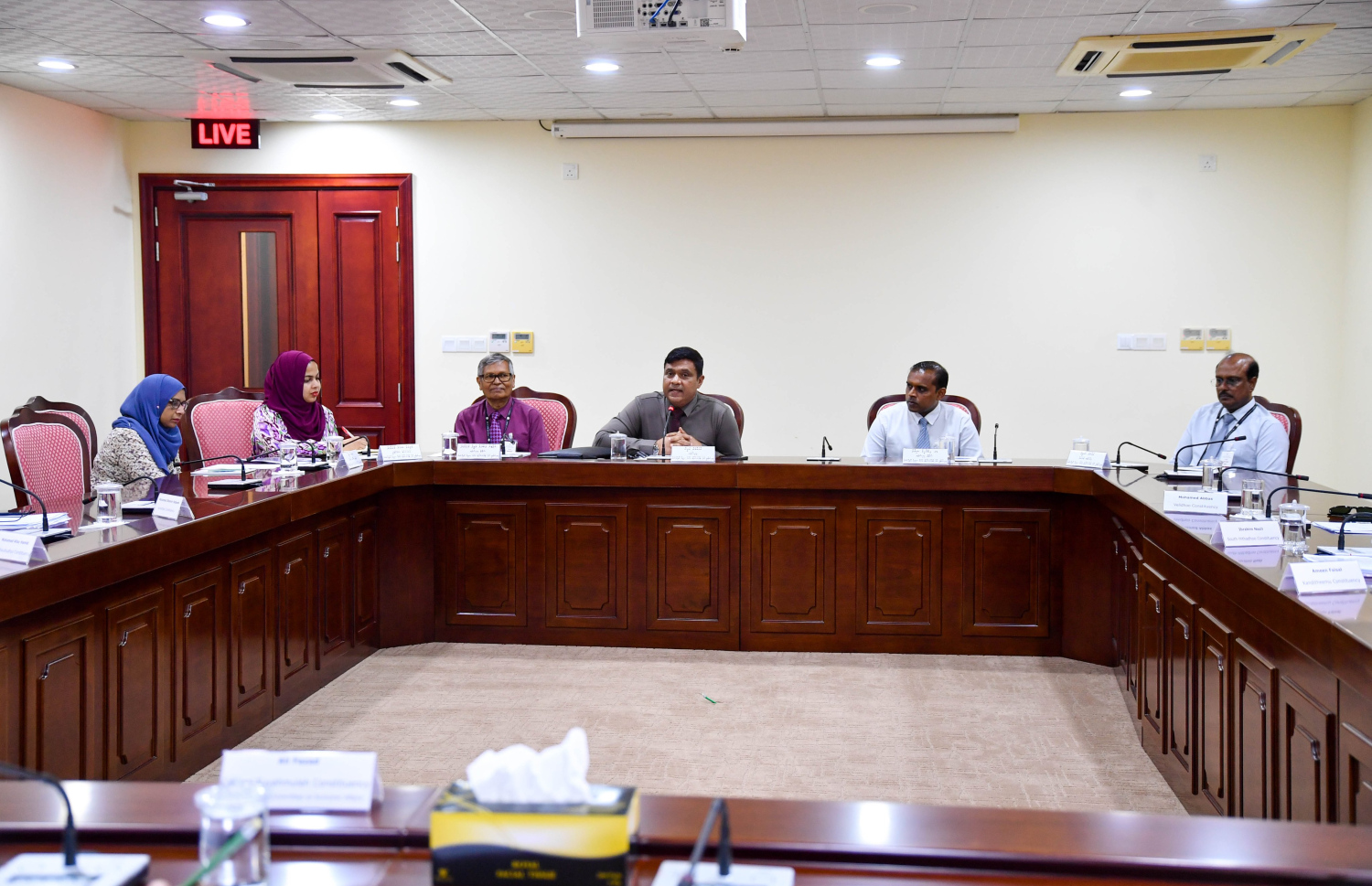 ޓެކްސީ ޑްރައިވާސް އެސޯސިއޭޝަނުން މަޖިލީހަށް ފޮނުވާފައިވާ ސިޓީއާ ގުޅޭގޮތުން ޓްރާންސްޕޯޓް މިނިސްޓަރު މުހައްމަދު އަމީން ޖަވާބުދާރީވެވަޑައިގަންނަވަނީ. -- ފޮޓޯ | މަޖިލިސް