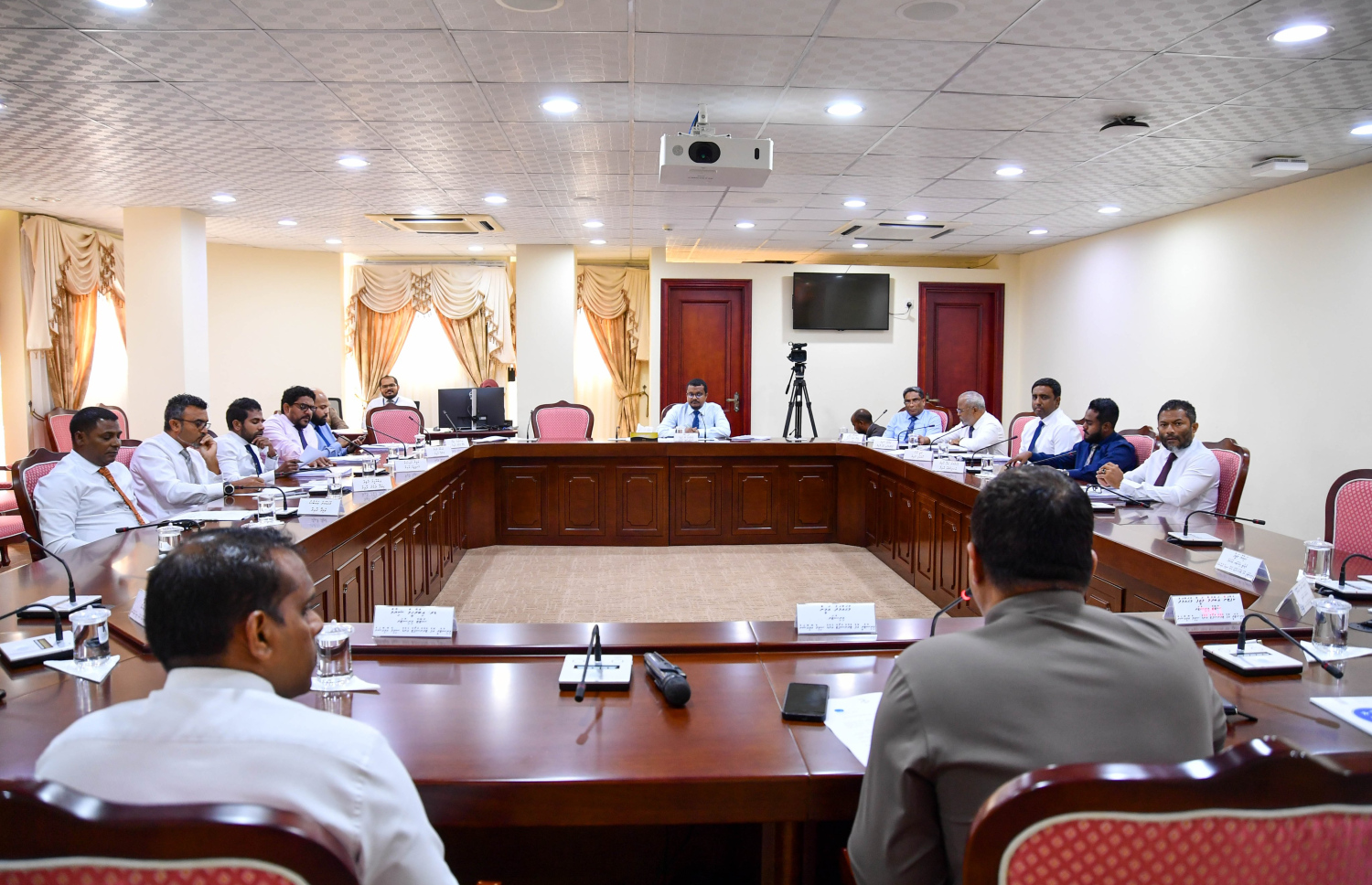 އިގްތިސާދީ ކޮމިޓީގެ ޖަލްސާ ކުރިއަށް ދަނީ. -- ފޮޓޯ | މަޖިލިސް