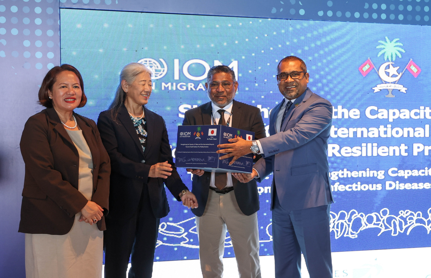 ފޮރިން މިނިސްޓަރު ޑރ. އަބްދުﷲ ހަލީލާއި، ޖަޕާނުގެ ސަފީރު މިދޯރީ އެ ސާމާނުތައް ހަވާލުކޮށްދެއްވަނީ.-- ފޮޓޯ: ފޮރިން މިނިސްޓަރު