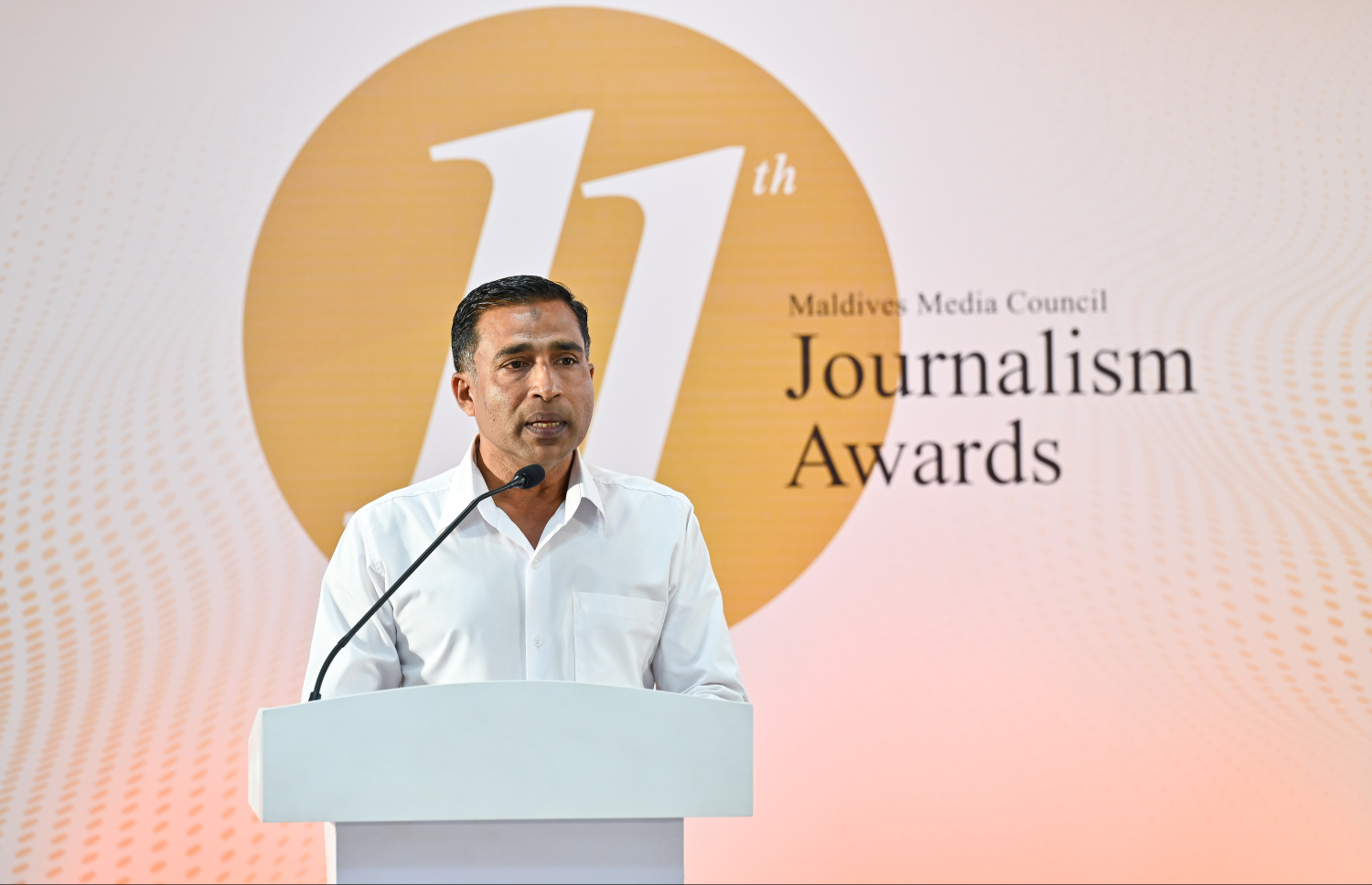 ނޫސްވެރިކަމުގެ އެވޯޑު ހަފުލާގައި މީޑިއާ ކައުންސިލްގެ ރައީސް އަހުމަދު މުސްތަފާ ވާހަކަ ދައްކަވަނީ.--- ފޮޓޯ: ނިޝާން އަލީ | މިިހާރު