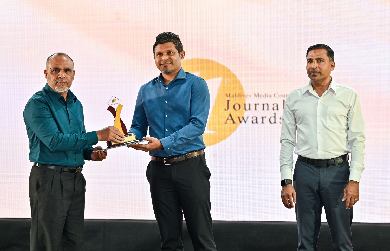 ނޫސްވެރިކަމުގެ އެވޯޑު ހަފުލާގައި ދިގު މުއްދަތަކަށް ނޫސްވެރިކަން ކޮށްފައިވާ މީހުންގެ އަގު ވަޒަން ކުރުމުގެ ގޮތުން "ހަޔާތީ އަރުތަ" ގެ ނަމުގައި "އާފަތިސް" ނޫހުގެ ކުރީގެ އެޑިޓަރު އަހުމަދު ޒާހިރު (ފެއަރީ ޒާހިރު) އާ ނައިބް ރައީސް އެވޯޑު ހަވާލު ކޮށްދެއްވަނީ.--- ފޮޓޯ: ފަޔާޒު މޫސާ | މިިހާރު