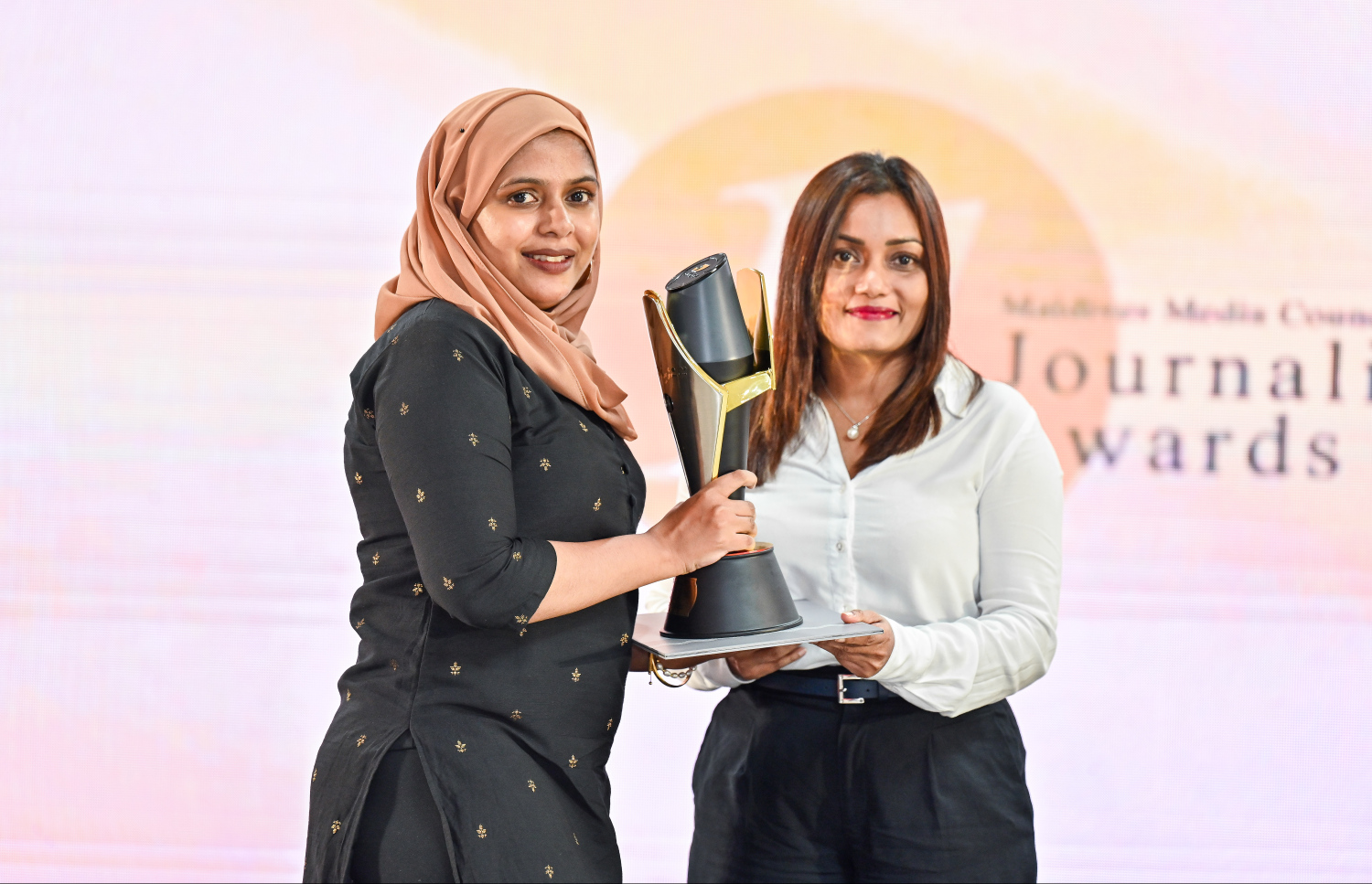 ނޫސްވެރިކަމުގެ އެވޯޑު ހަފުލާގައި ގްރެފިކްސް އަދި އިލެސްޓްރޭޝަން އިން އެވޯޑް ލިބުނު "މިހާރު" މުހައްމަދު ނަބްހާން އިބްރާހިމް ދީދީ އަށް ލިބުނު އެވޯޑާ "މިހާރު" ފަރާތުން ހަވާލުވަނީ.--- ފޮޓޯ: ފަޔާޒު މޫސާ | މިހާރު