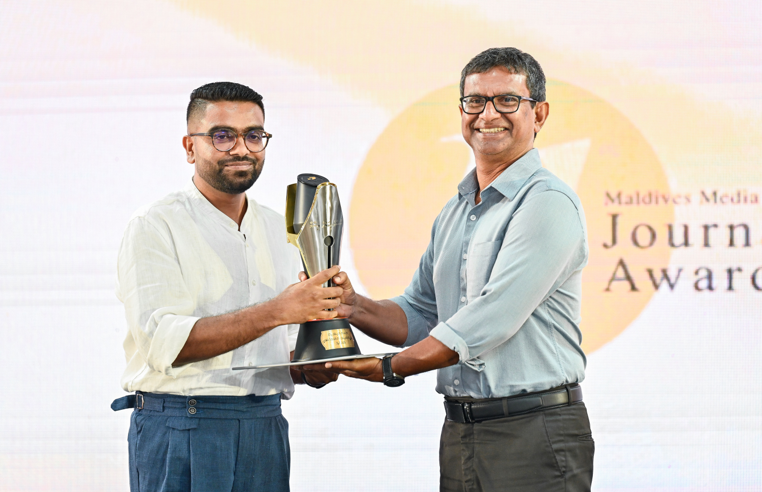 ނޫސްވެރިކަމުގެ އެވޯޑު ހަފުލާގައި ތަހުގީގީ ނޫސްވެރިކަމުގެ ދާއިރާއިން އެވޯޑް ލިބުނު "ދައުރު" އޮންލައިންގެ އަހުމަދު ނާއިފް އެވޯޑާ ހަވާލުވަނީ.--- ފޮޓޯ: ފަޔާޒު މޫސާ | މިހާރު