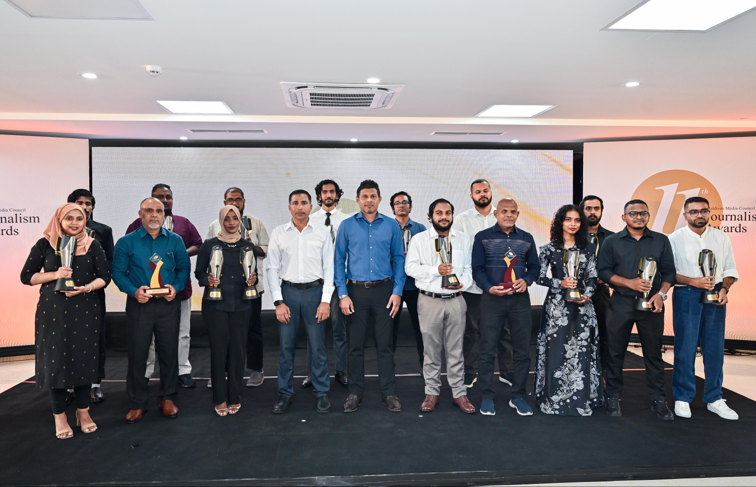 ނޫސްވެރިކަމުގެ އެވޯޑު ހަފުލާގައި އެވޯޑް ލިބުނު ނޫސްވެރިން ނައިބު ރައީސް ހުސައިން މުހައްމަދު ލަތީފާ އެކު ފޮޓޯ އަކަށް ހުއްޓިގެން -- ފޮޓޯ: ފަޔާޒު މޫސާ | މިހާރު