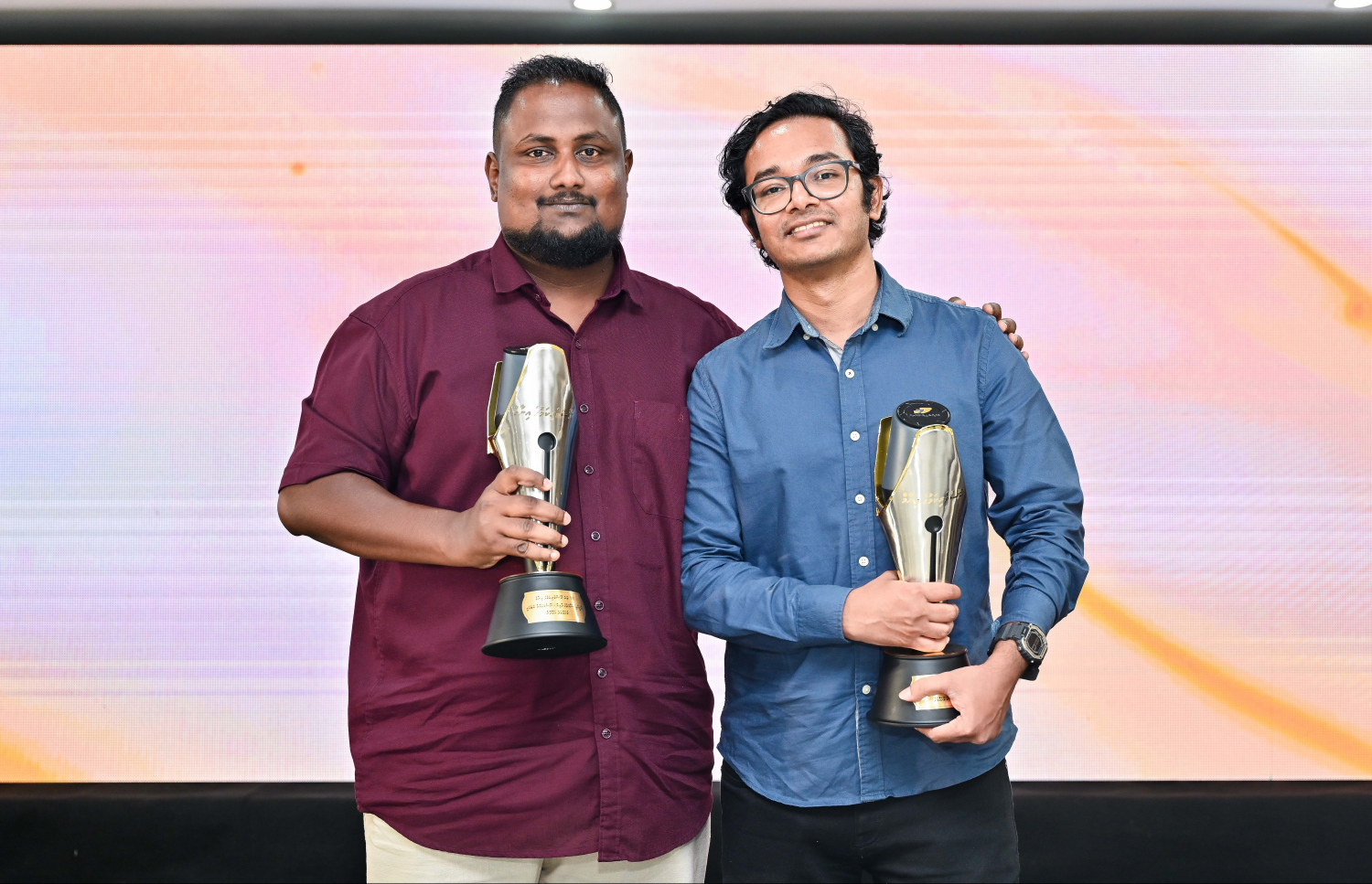 ސިޔާސީ ދާއިރާއިން އެވޯޑު ހާސިލް ކުރި "އަދަދު" އޮންލައިންގެ ހަސަން މުހައްމަދާއި ތާރީހާއި ސަގާފަތުގެ ދާއިރާއިން އެވޯޑު ހާސިލްކުރި "މިހާރު" އޮންލައިންގެ މުހައްމަދު ހަމްދޫން ފޮޓޯއަކަށް ހުއްޓިގެން.--- ފޮޓޯ: ފަޔާޒު މޫސާ | މިހާރު