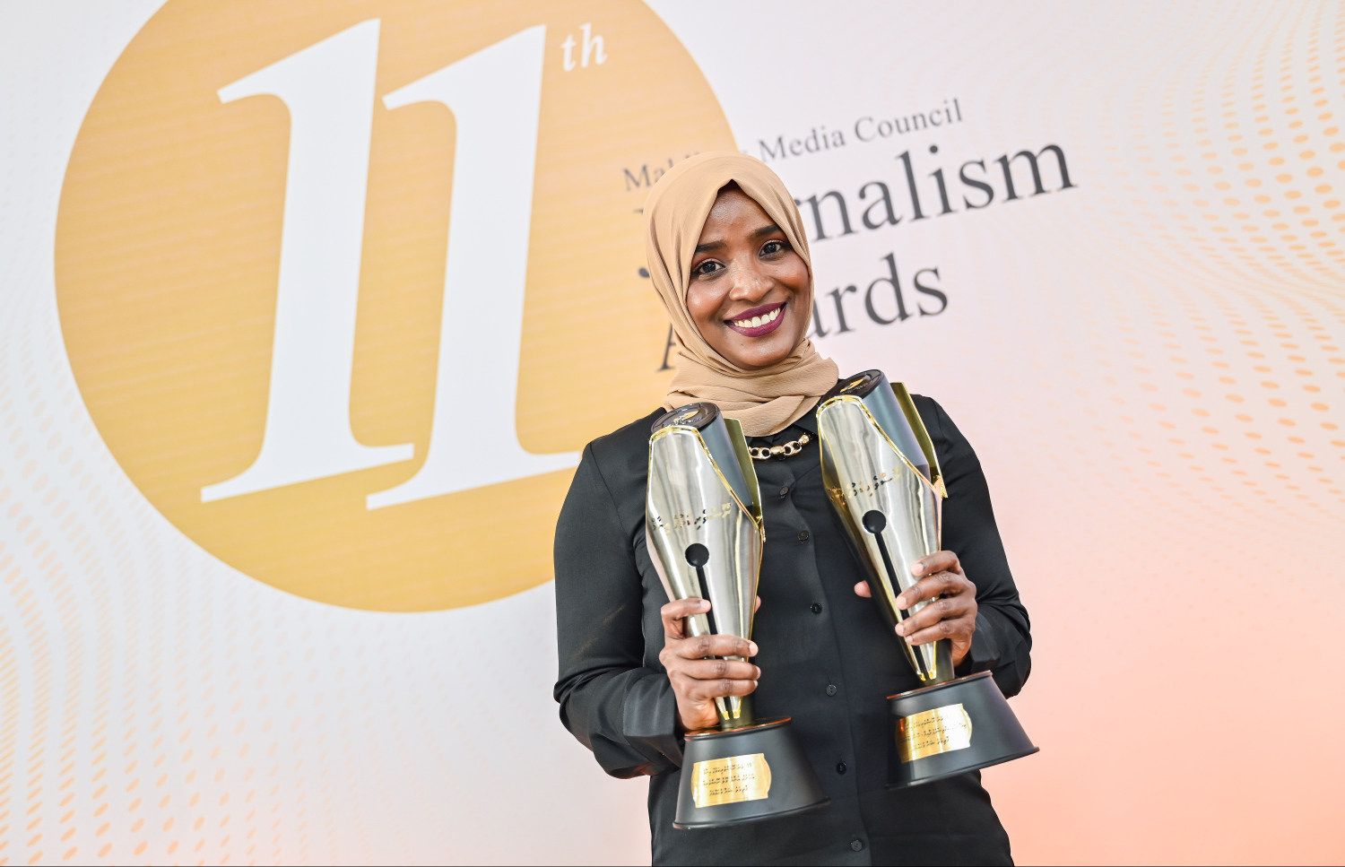 މިދިޔަ އަހަރު ރާއްޖޭގެ އެންމެ މޮޅު ނޫސްވެރިޔާ ފާތިމަތު ޝަނާ މުހައްމަދު އެވޯޑާއެކު: ޝަނާ ވަނީ ވިޔަފާރި އާއި އިގުތިސާދުގެ ދާއިރާއިން ވެސް އެވޯޑު ހާސިލްކޮށްފައި.--- ފޮޓޯ: ނިޝާން އަލީ | މިހާރު